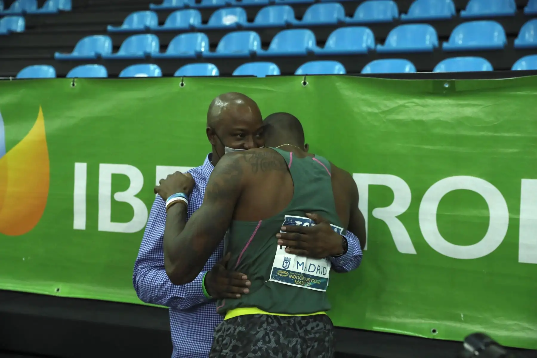 El atleta estadounidense Grant Holloway se conmueve tras haber batido el record de los 60 metros vallas logrado en la Reunión Internacional de Atletismo Villa de Madrid 2021. Foto: EFE