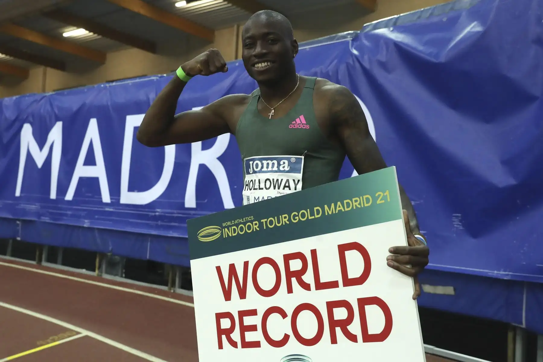 El atleta estadounidense Grant Holloway posa tras haber batido el récord mundial de los 60 metros vallas logrado en la Reunión Internacional de Atletismo Villa de Madrid 2021. Foto: EFE