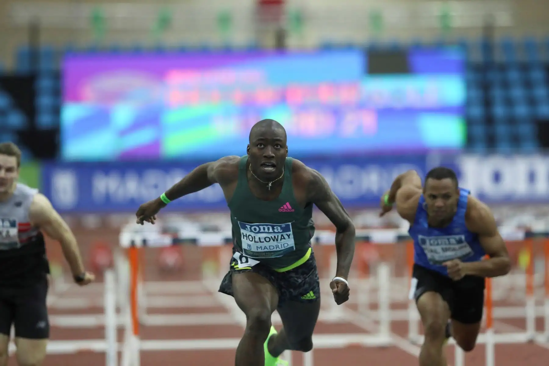 El atleta estadounidense Grant Holloway bate el récord mundial de los 60 metros vallas logrado en la Reunión Internacional de Atletismo Villa de Madrid 2021. Foto: EFE