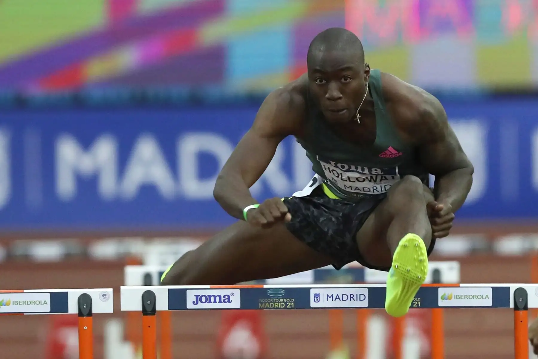 El atleta estadounidense Grant Holloway en la carrera en la que ha batido el récord mundial de los 60 metros vallas logrado en la Reunión Internacional de Atletismo Villa de Madrid 2021. Foto: EFE