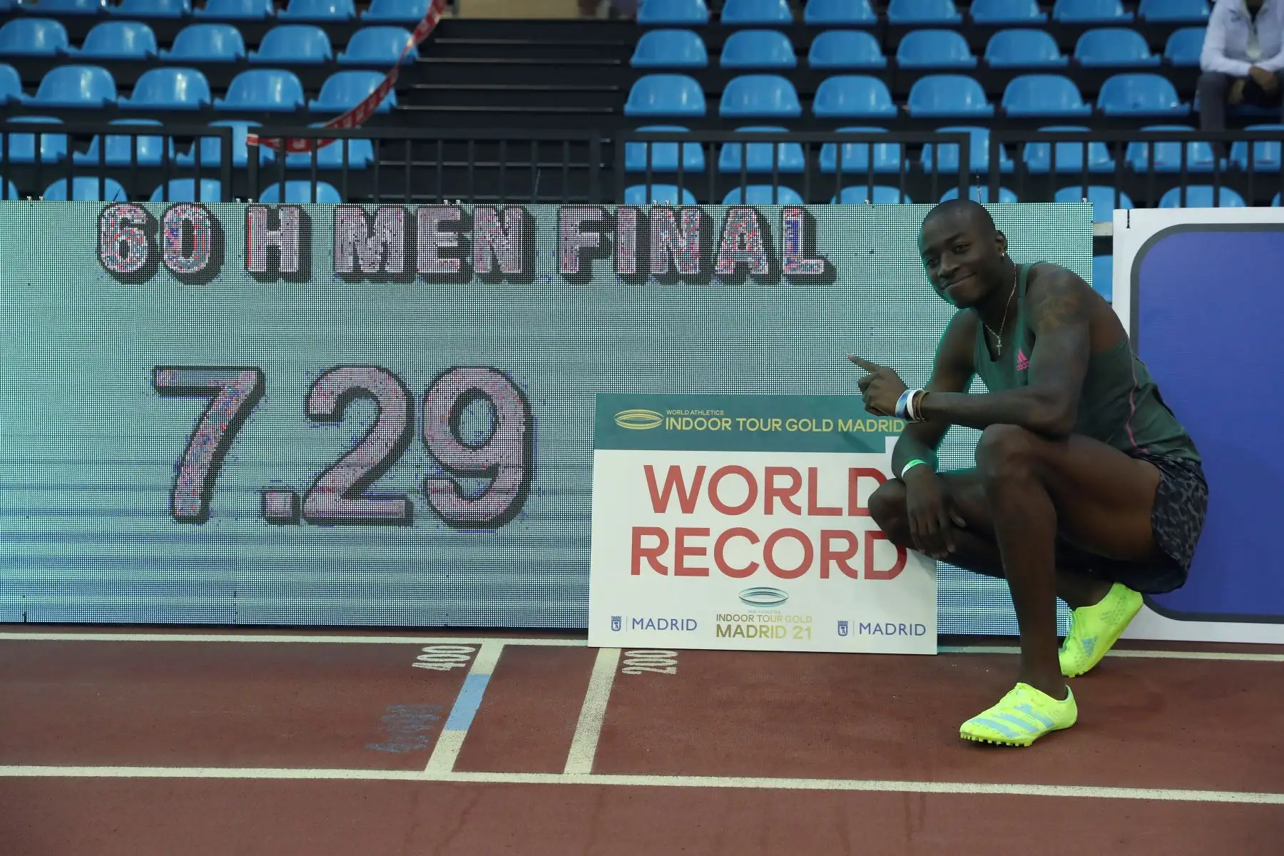 El atleta estadounidense Grant Holloway posa tras haber batido el record de los 60 metros vallas logrado en la Reunión Internacional de Atletismo Villa de Madrid 2021. Foto: EFE