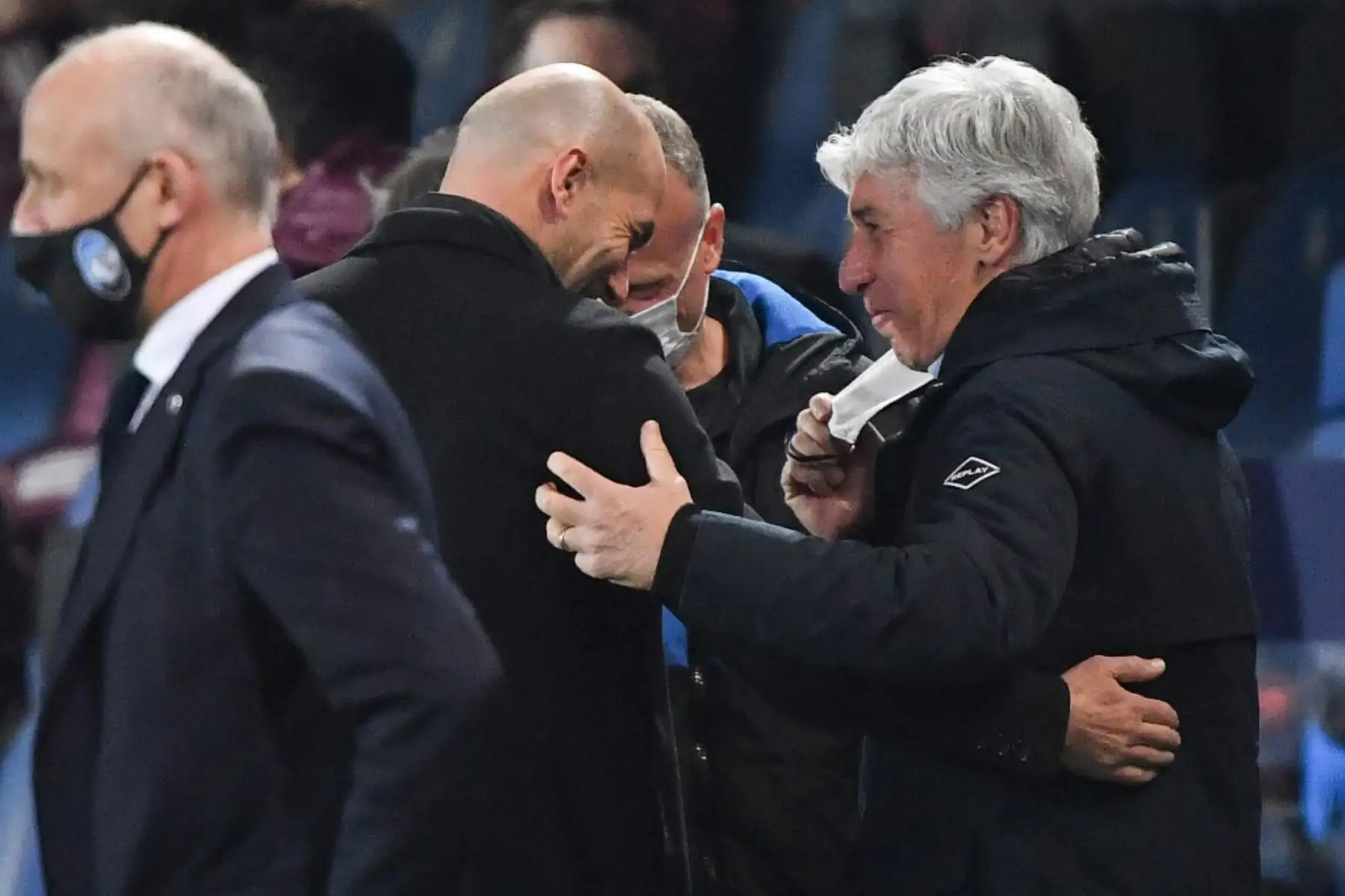 El entrenador francés del Real Madrid, Zinedine Zidane (C), y el entrenador italiano del Atalanta, Gian Piero Gasperini (R), se saludan antes del partido de ida de los octavos de final de la Liga de Campeones de la UEFA Atalanta vs Real Madrid

Foto:AFP