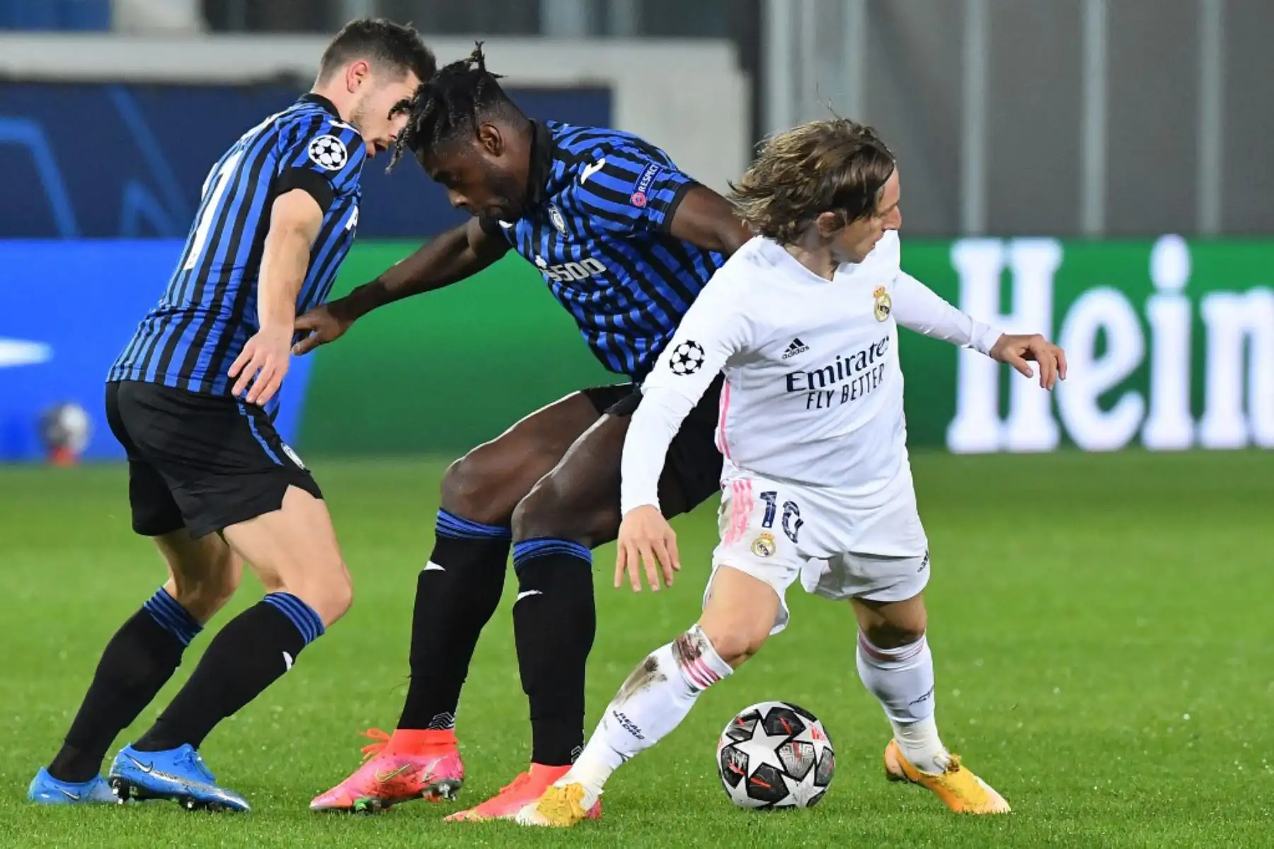 El centrocampista suizo del Atalanta Remo Freuler, el delantero colombiano del Atalanta Duvan Zapata y el centrocampista croata del Real Madrid Luka Modric van por el balón durante los octavos de final de la Liga de Campeones de la UEFA de ida de fútbol Atalanta vs Real Madrid

Foto:AFP