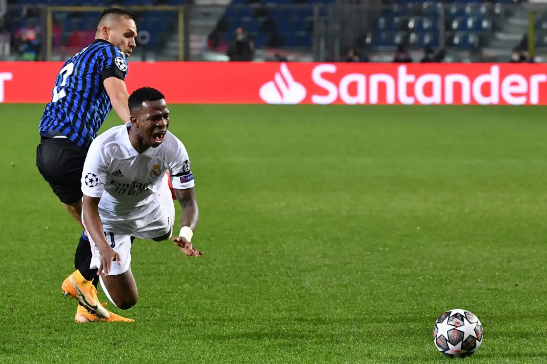 El defensor brasileño del Atalanta Rafael Toloi (L) aborda al delantero brasileño del Real Madrid Vinicius Junior durante los octavos de final de la Liga de Campeones de la UEFA el primer partido de fútbol Atalanta vs Real Madrid

Foto:AFP
