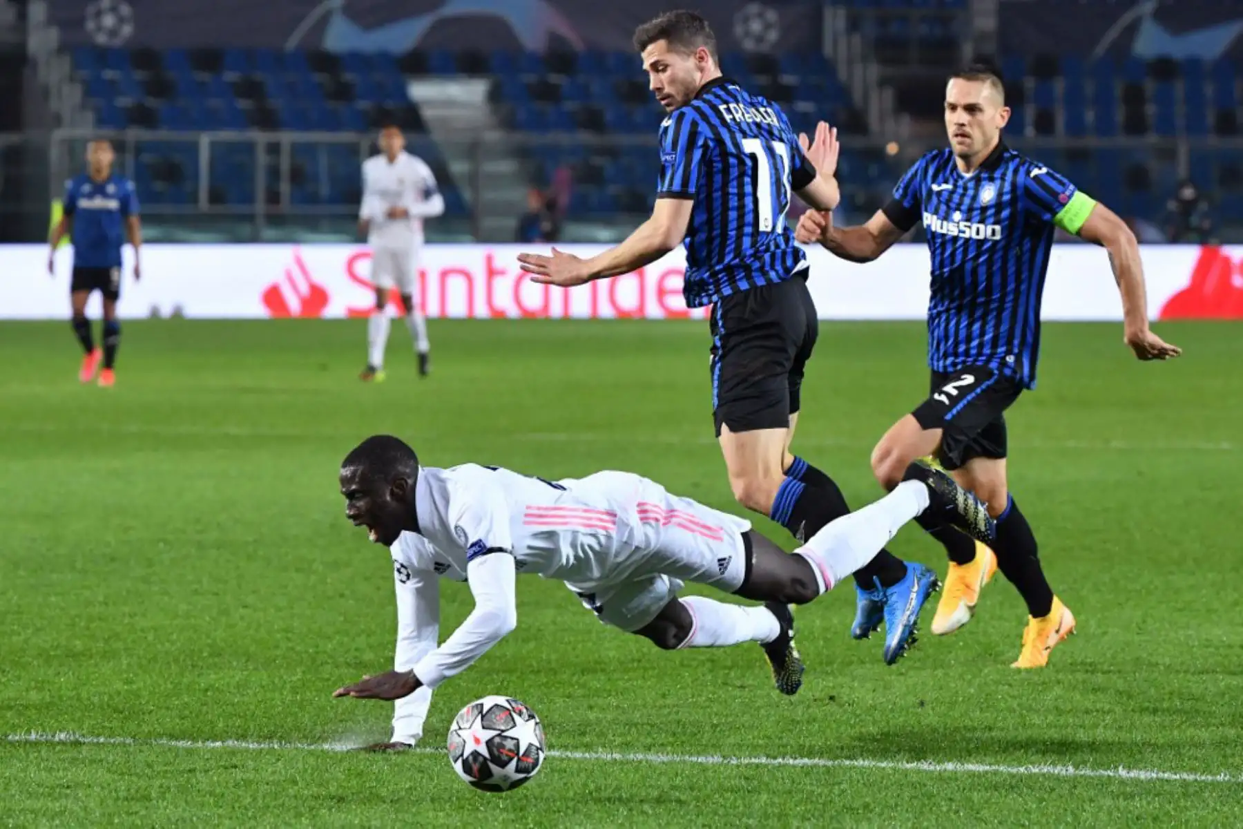 El centrocampista suizo del Atalanta Remo Freuler (trasero C) aborda al defensor francés del Real Madrid Ferland Mendy durante los octavos de final de la Liga de Campeones de la UEFA en el primer partido de fútbol Atalanta vs Real Madrid

Foto:AFP