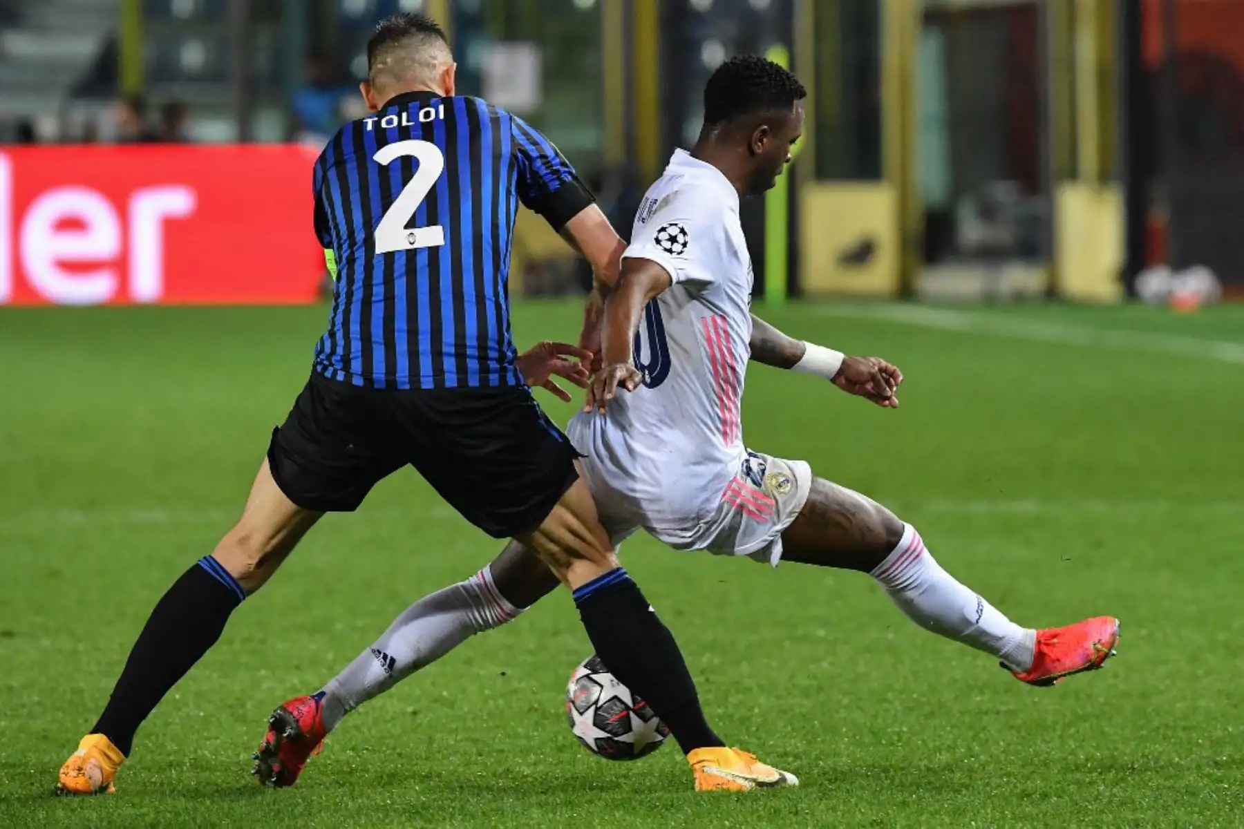 El defensor brasileño del Atalanta Rafael Toloi (L) aborda al delantero brasileño del Real Madrid Vinicius Junior durante los octavos de final de la Liga de Campeones de la UEFA el primer partido de fútbol Atalanta vs Real Madrid

Foto:AFP