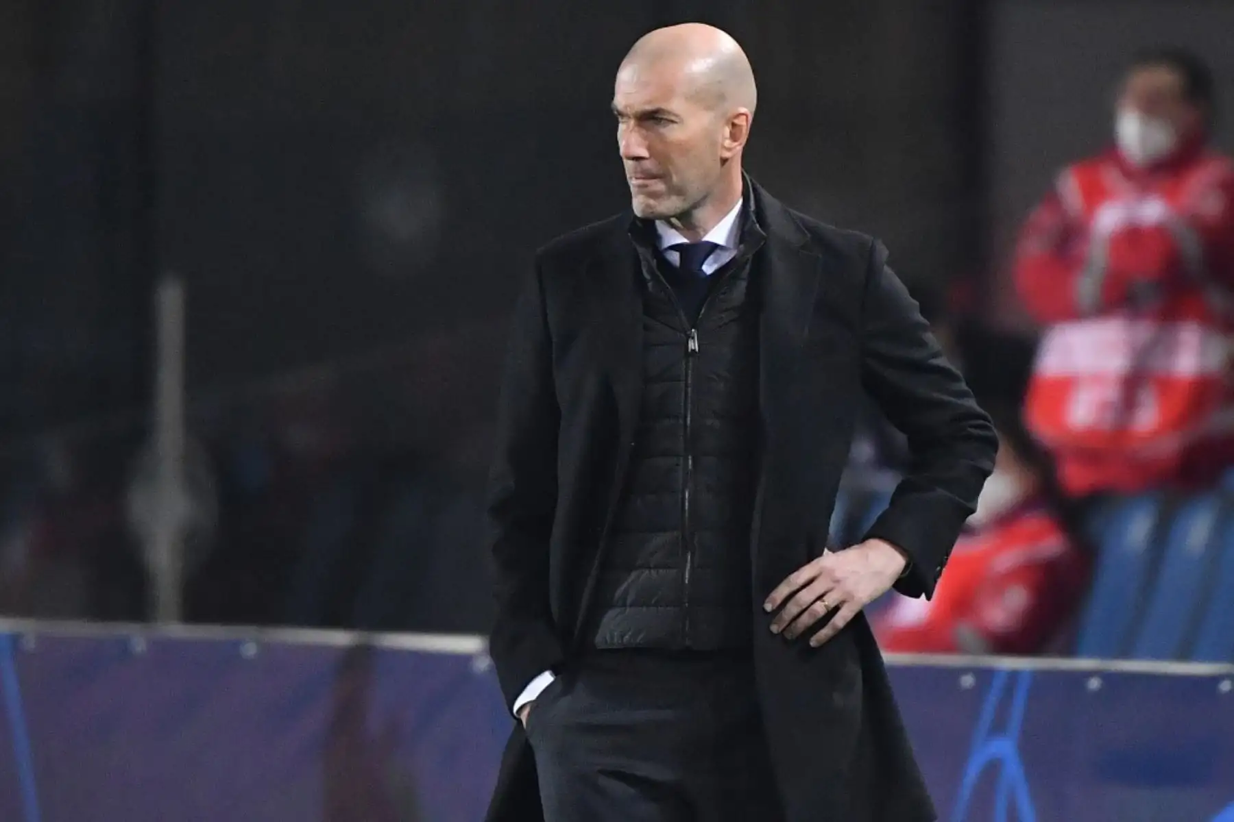 El entrenador francés del Real Madrid, Zinedine Zidane, mira durante el partido de ida de los octavos de final de la Liga de Campeones de la UEFA Atalanta vs Real Madrid

Foto:AFP
