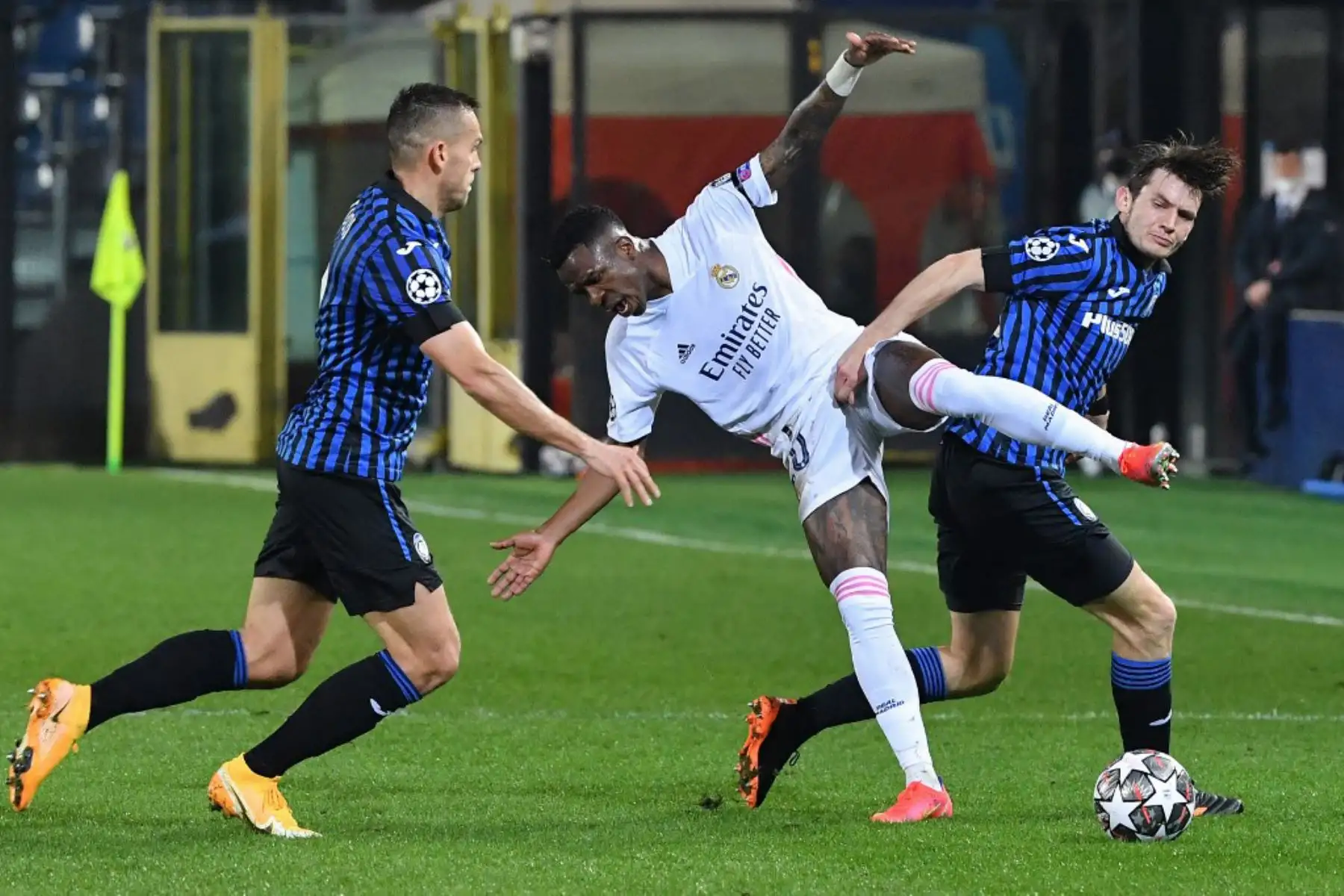 El defensor brasileño del Atalanta Rafael Toloi, el delantero brasileño del Real Madrid Vinicius Junior y el centrocampista holandés del Atalanta Marten de Roon van a por el balón durante los octavos de final de la Liga de Campeones de la UEFA de ida de fútbol Atalanta vs Real Madrid

Foto:AFP