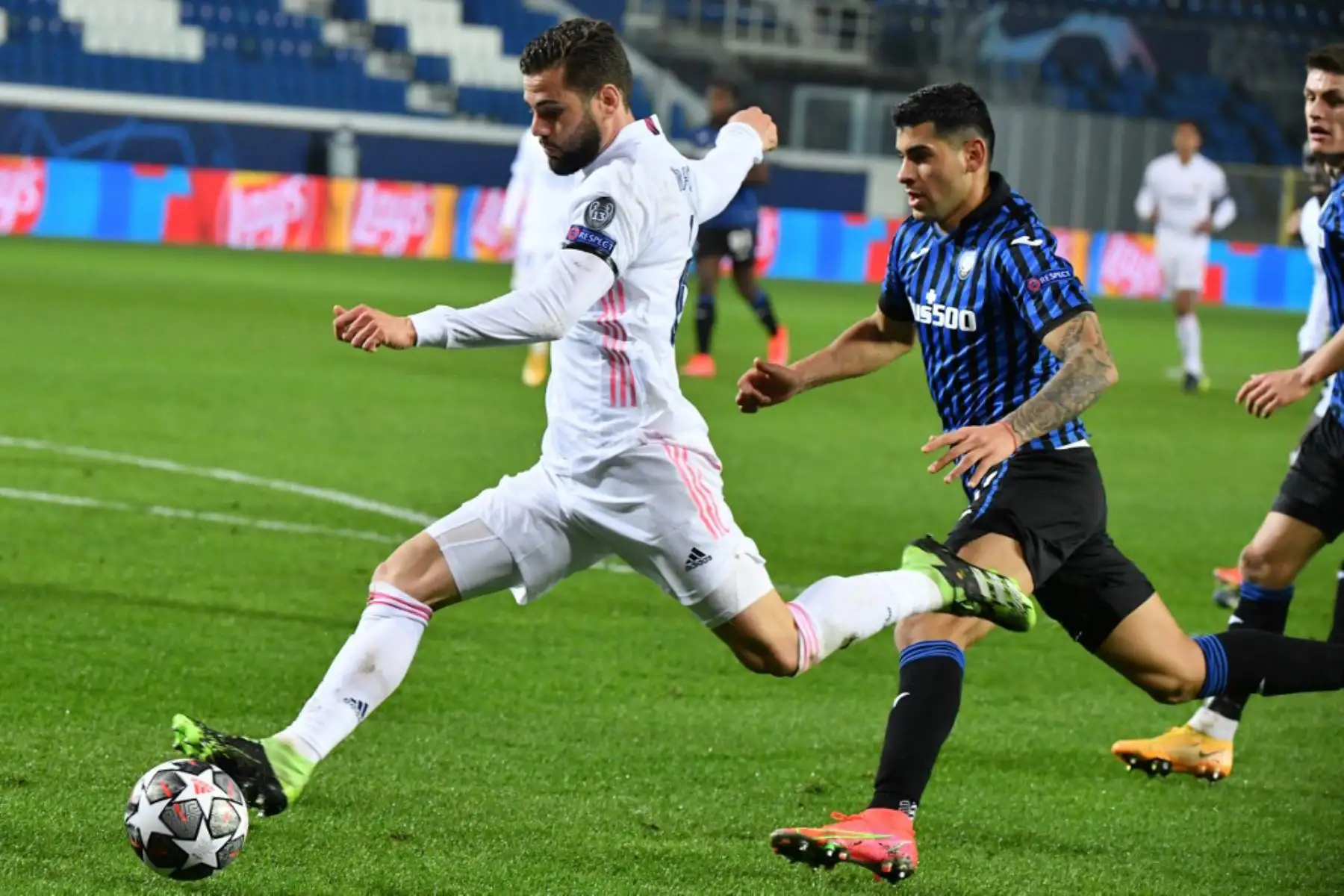 El defensor español del Real Madrid, Nacho Fernández (L), supera al defensor argentino del Atalanta, Cristian Romero, para disparar durante el partido de ida de los octavos de final de la Liga de Campeones de la UEFA Atalanta vs Real Madrid

Foto:AFP
