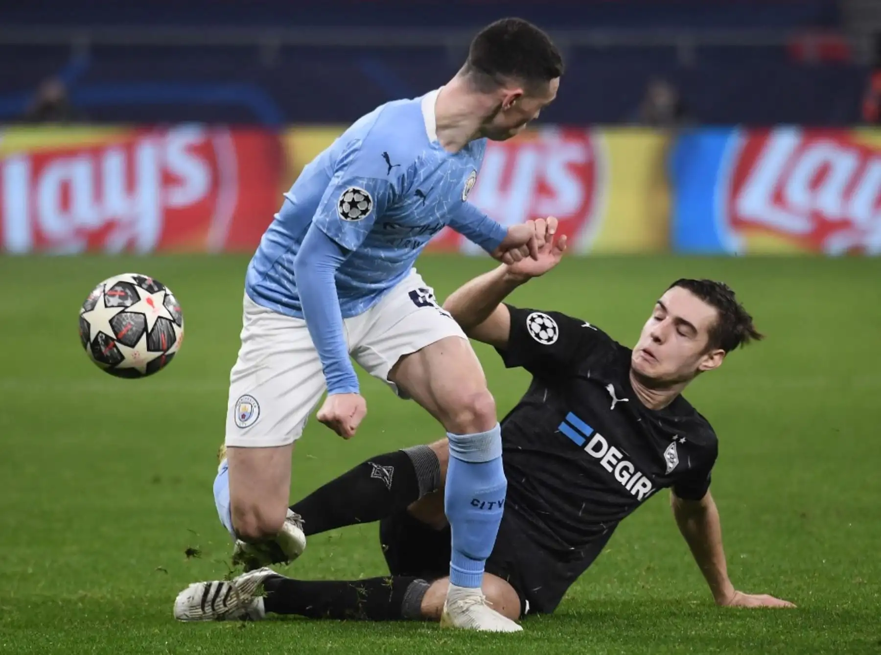 El centrocampista inglés del Manchester City Phil Foden (izq.) Y el mediocampista alemán de Moenchengladbach, Florian Neuhaus, disputan el balón durante la final de la UEFA Champions League, los octavos de final de la Liga de Campeones de la UEFA, partido de ida de octavos de final entre Borussia Moenchengladbach y Manchester City en el Puskas Arena de Budapest

Foto:AFP
