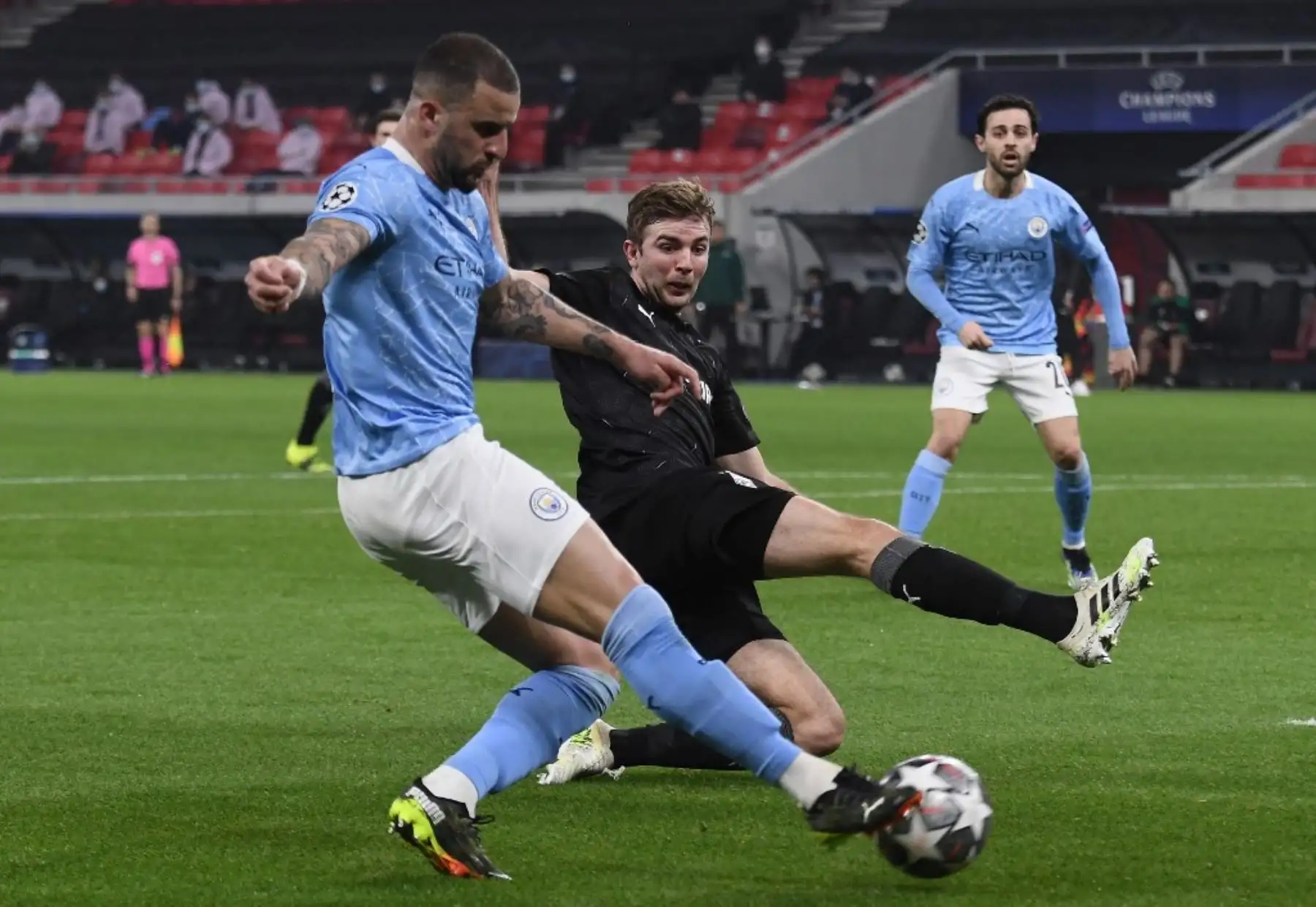 El defensor inglés del Manchester City, Kyle Walker, y el mediocampista alemán de Moenchengladbach, Christoph Kramer, compiten por el balón durante los octavos de final de la Liga de Campeones de la UEFA, partido de ida de los octavos de final de la UEFA Champions League, Borussia Moenchengladbach v Manchester City en el Puskas Arena de Budapest

Foto:AFP