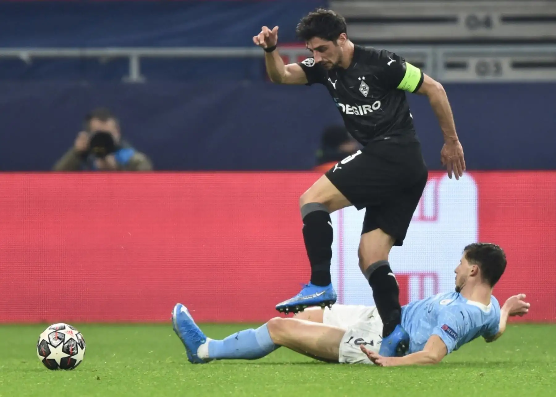 El centrocampista alemán de Moenchengladbach Lars Stindl y el defensor portugués del Manchester City Ruben Dias disputan el balón durante los octavos de final de la UEFA Champions League, 1er partido de fútbol Borussia Moenchengladbach v Manchester City en el Puskas Arena de Budapest

Foto:AFP