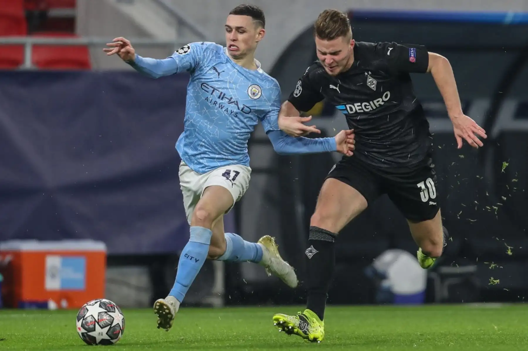 El centrocampista inglés del Manchester City Phil Foden (L) y el defensor suizo de Moenchengladbach Nico Elvedi compiten por el balón durante la UEFA Champions League, los octavos de final, el primer partido de fútbol Borussia Moenchengladbach v Manchester City en el Puskas Arena de Budapest

Foto:AFP