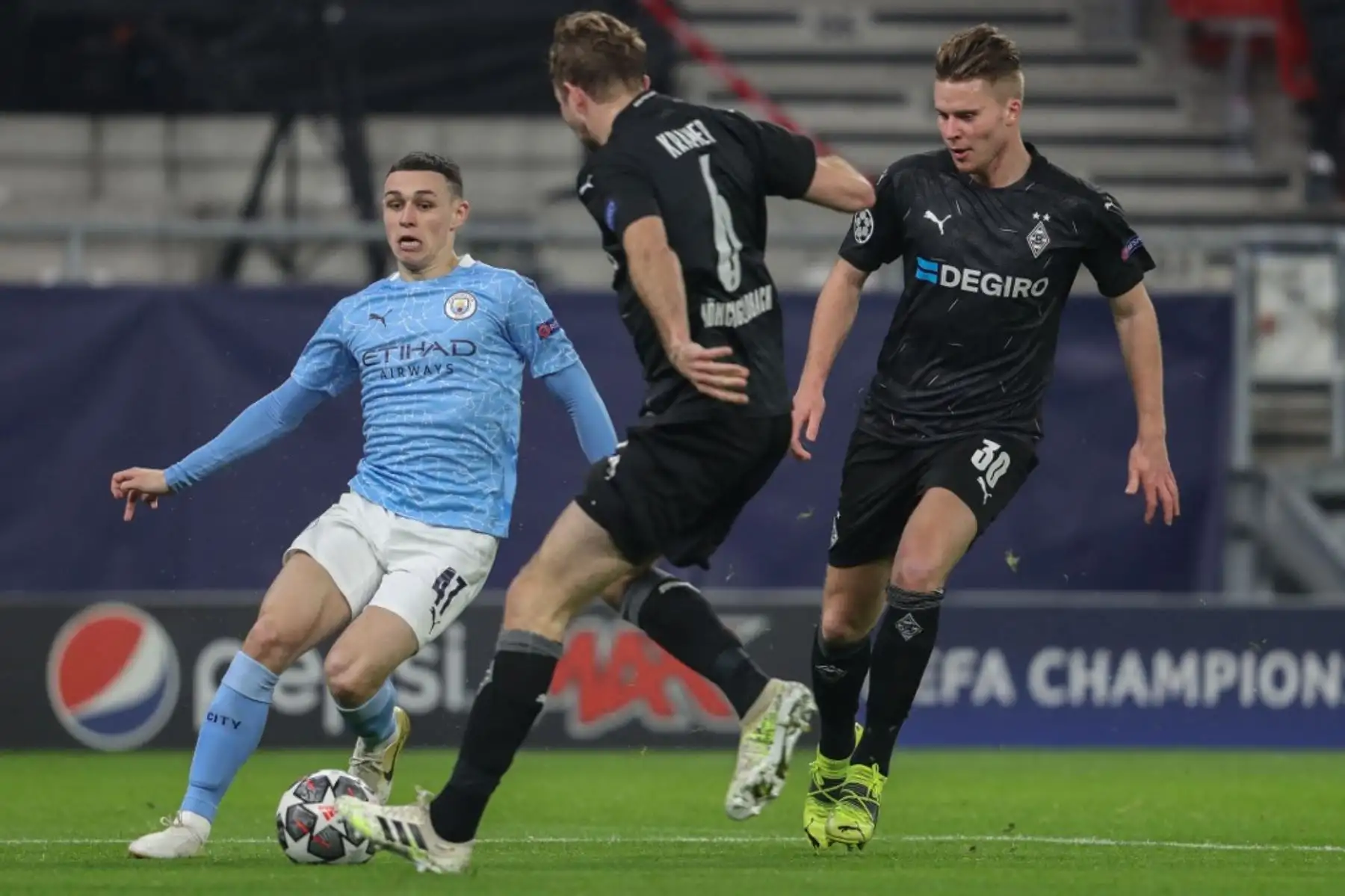 El centrocampista inglés del Manchester City Phil Foden (L), el mediocampista alemán de Moenchengladbach Christoph Kramer (C) y el defensor suizo de Moenchengladbach Nico Elvedi (R) compiten por el balón durante la UEFA Champions League, octavos de final, 1er partido de fútbol Borussia Moenchengladbach v Manchester City en el Puskas Arena de Budapest

Foto:AFP