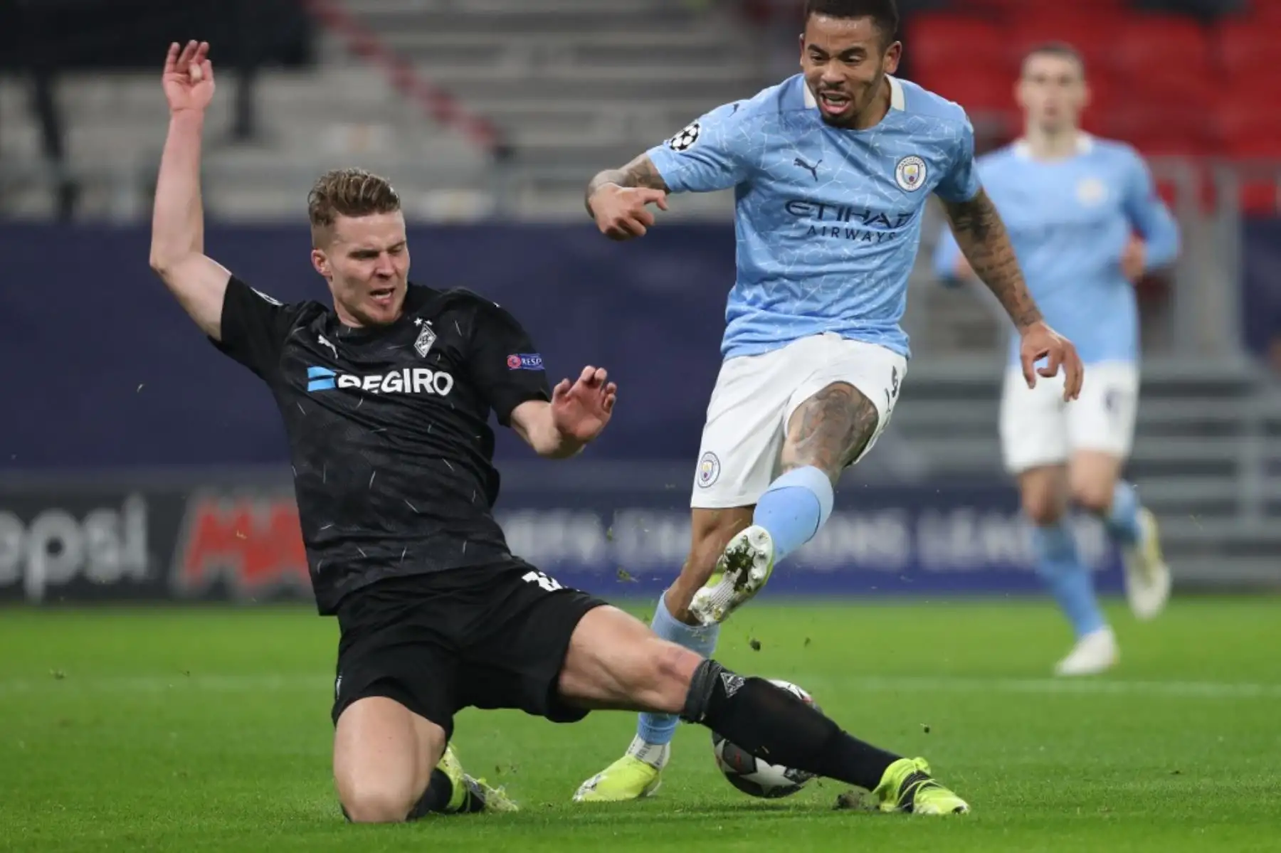 El defensor suizo de Moenchengladbach Nico Elvedi (L) y el delantero brasileño del Manchester City Gabriel Jesus compiten por el balón durante la UEFA Champions League, octavos de final, 1er partido de fútbol Borussia Moenchengladbach v Manchester City en el Puskas Arena de Budapest

Foto:AFP