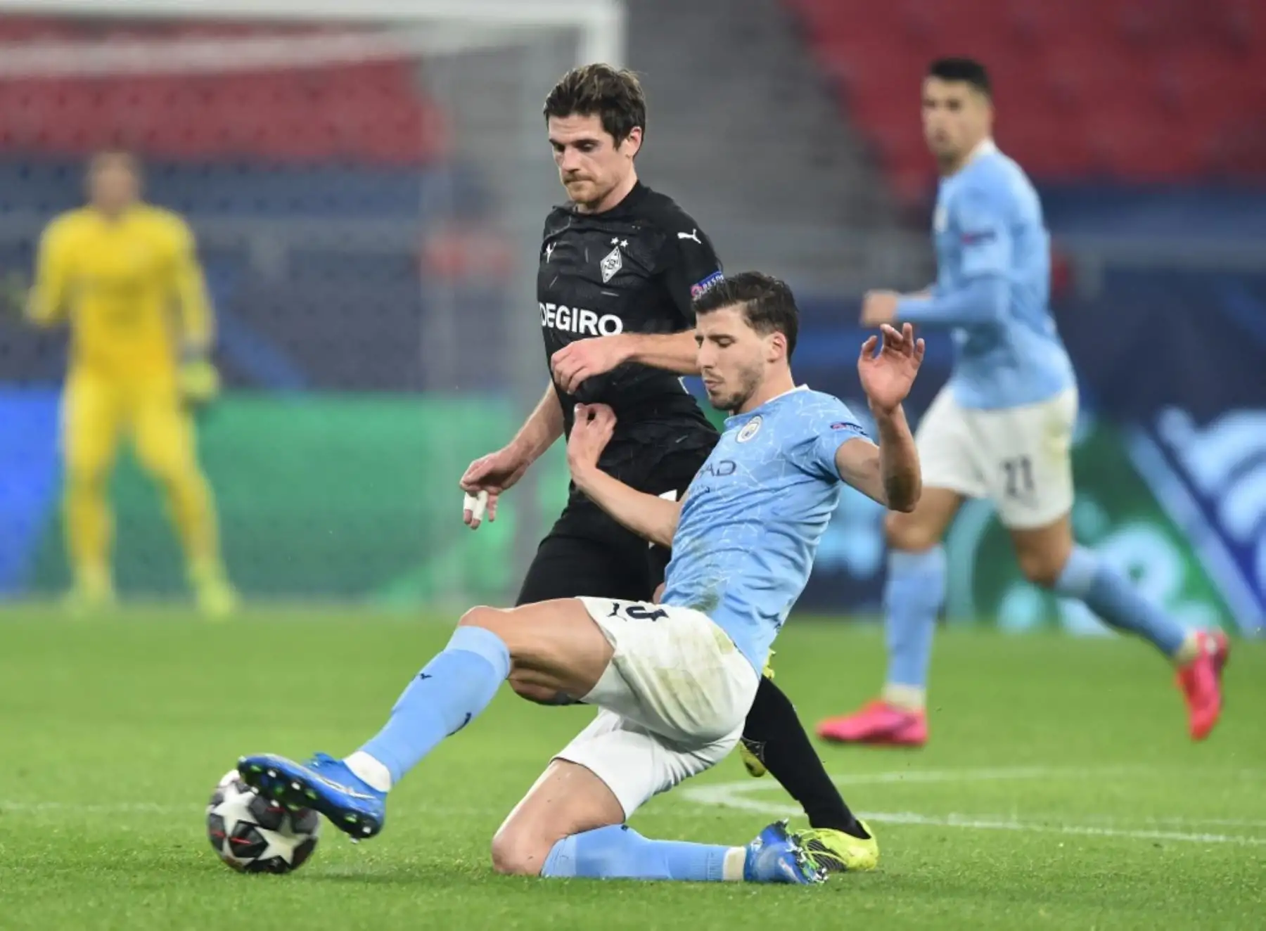 El defensor portugués del Manchester City, Ruben Dias, y el mediocampista alemán de Moenchengladbach, Jonas Hofmann, compiten por el balón durante la final de la UEFA Champions League, los octavos de final, el primer partido de fútbol Borussia Moenchengladbach v Manchester City en el Puskas Arena de Budapest

Foto:AFP