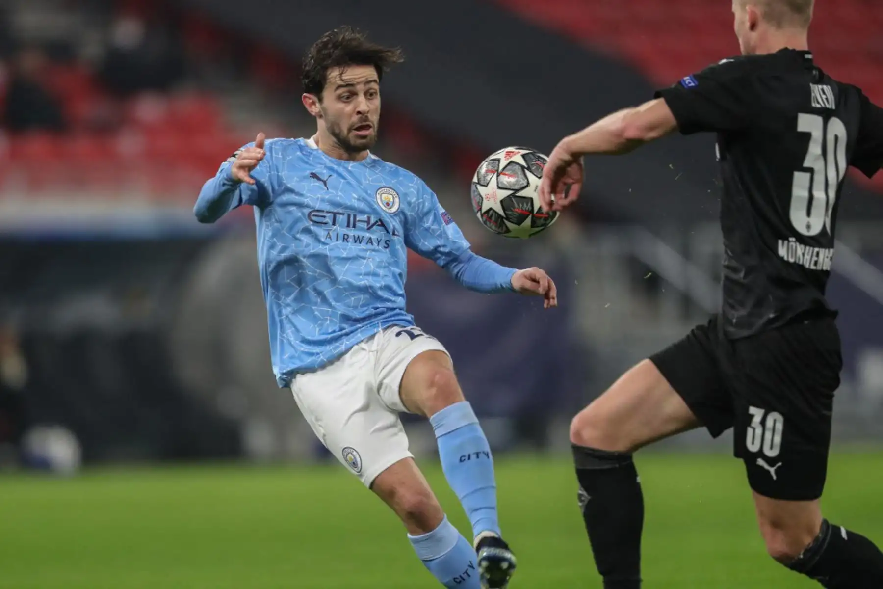 El centrocampista portugués del Manchester City Bernardo Silva (L) y el defensor suizo de Moenchengladbach Nico Elvedi compiten por el balón durante la UEFA Champions League, los octavos de final, el primer partido de fútbol Borussia Moenchengladbach v Manchester City en el Puskas Arena de Budapest

Foto:AFP
