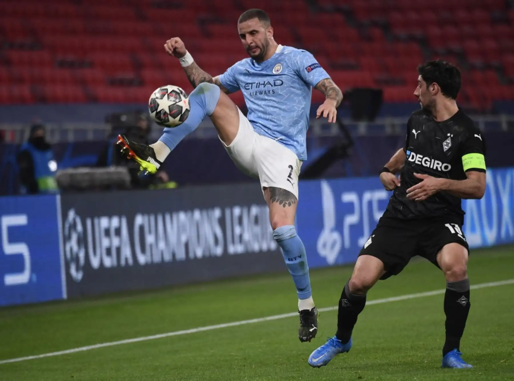 El defensor inglés del Manchester City Kyle Walker (L) y el centrocampista alemán de Moenchengladbach Lars Stindl compiten por el balón durante la UEFA Champions League, los octavos de final, el primer partido de fútbol Borussia Moenchengladbach v Manchester City en el Puskas Arena de Budapest

Foto:AFP