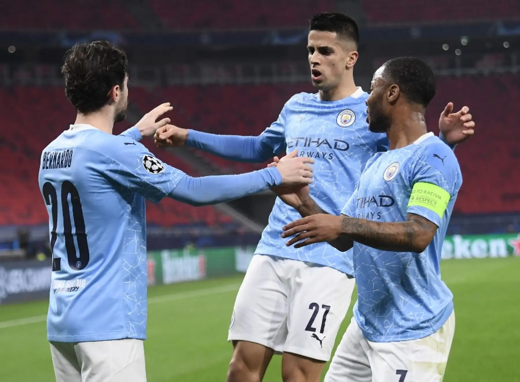 El centrocampista portugués del Manchester City Bernardo Silva (L) celebra con el defensor portugués del Manchester City Joao Cancelo (C) y el centrocampista inglés del Manchester City Raheem Sterling anotando el primer gol de su equipo durante los octavos de final de la UEFA Champions League, 1er partido de fútbol Borussia Moenchengladbach v Manchester Ciudad en el Puskas Arena de Budapest

Foto:AFP