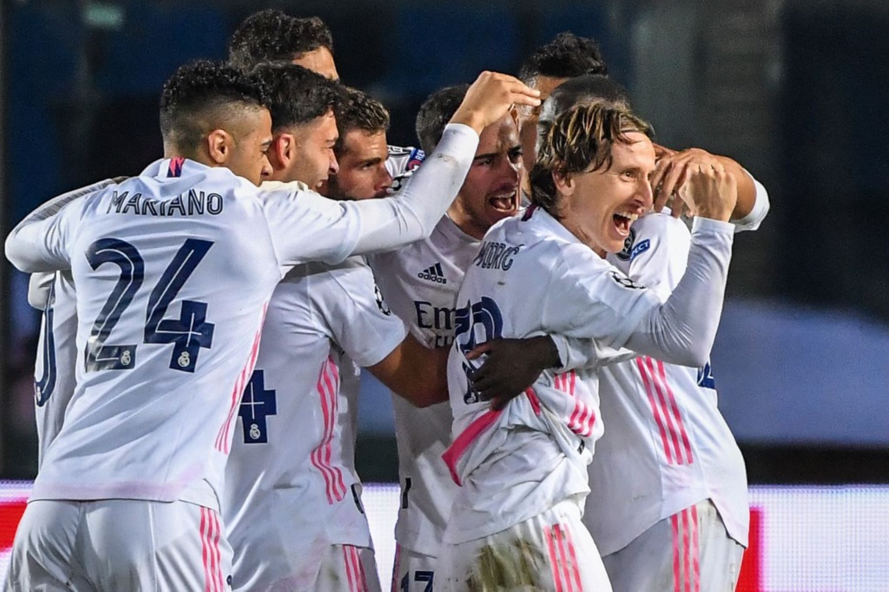 Los jugadores del Madrid celebran el gol de Mendy.