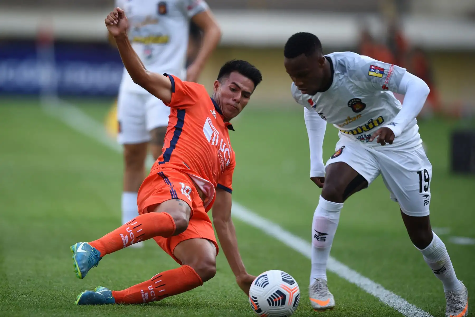 Erick Morillo. De Cesar Vallejo y Kwaku Bonsu Osei, ghanés de Caracas, disputan el balón durante el partido de fútbol de la Copa Libertadores en el Estadio Monumental de Lima.
Foto: AFP