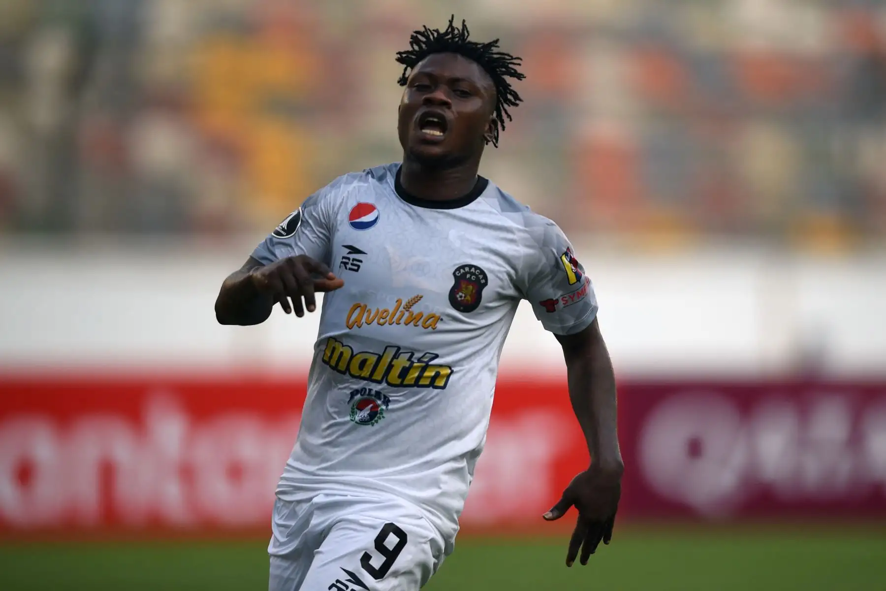 El nigeriano-beninés Samson Akinyoola del Caracas reacciona tras fallar un cambio para anotar ante César Vallejo durante el partido de fútbol de la Copa Libertadores en el Estadio Monumental de Lima.
Foto: AFP