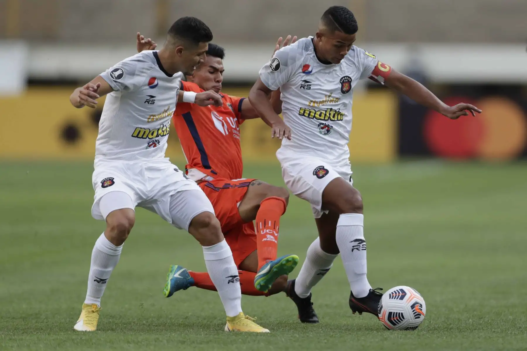 Jorge Echeverría  de Caracas avanza con el balón , en un partido dela primera fase de la Copa Libertadores entre Cesar Vallejo y Caracas FC en el estadio Monumental U en Lima.
Foto: EFE