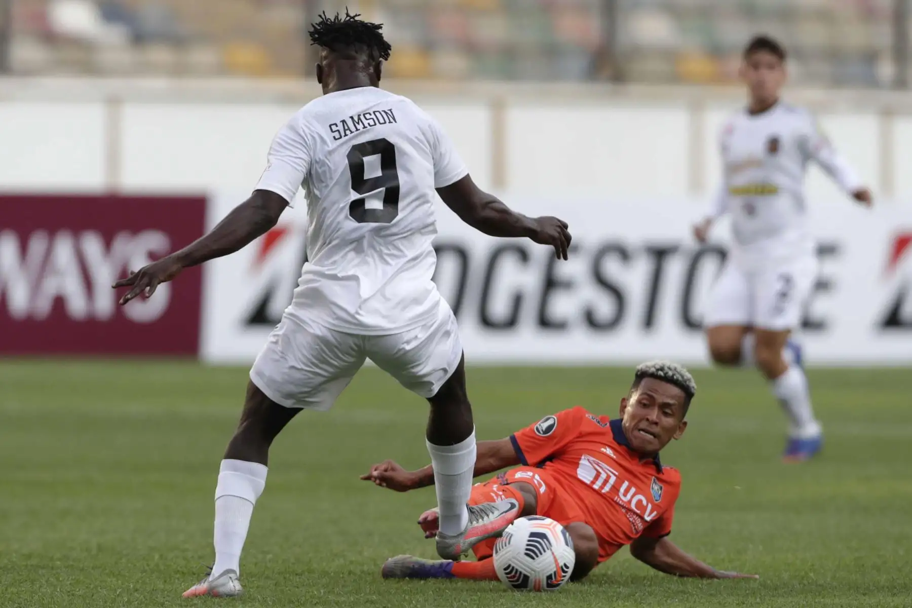 Frank Ysique de Cesar Vallejo disputa un balón con Samson Olanrewaju de Caracas , en un partido dela primera fase de la Copa Libertadores entre Universidad Cesar Vallejo y Caracas FC en el estadio Monumental U en Lima.
Foto: EFE