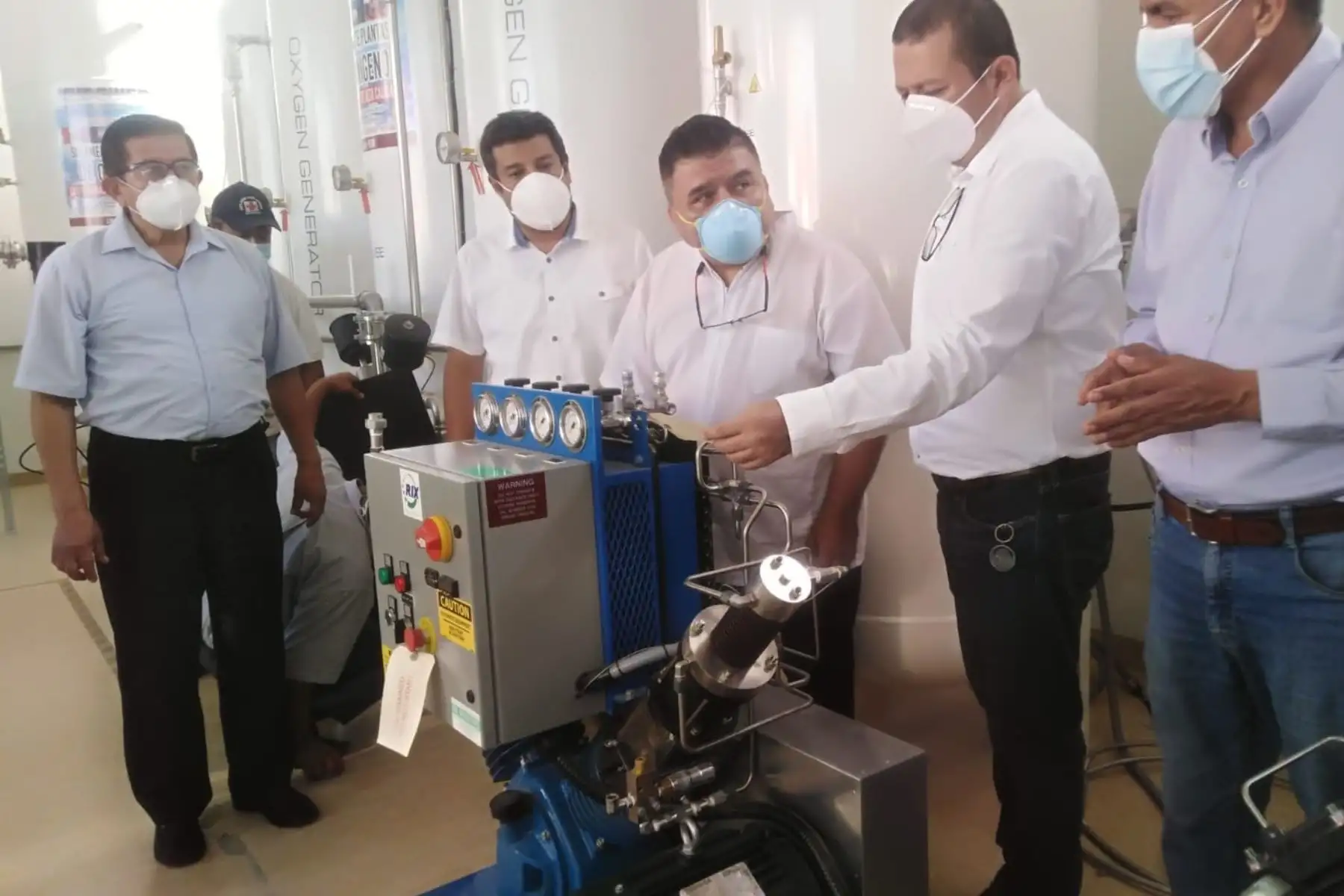 Gobernador regional de Lambayeque (e), Luis Díaz, supervisa las mejoras en la planta de oxígeno medicinal del hospital regional.