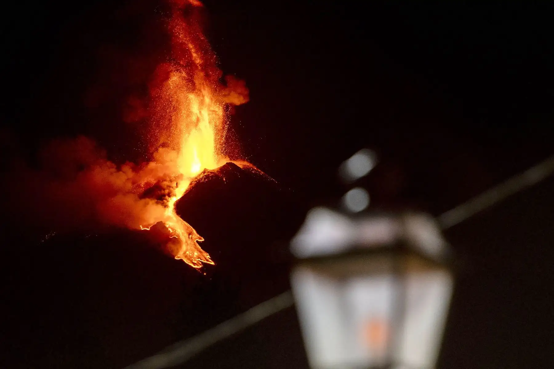 El volcán más activo de Europa, y muy cercano a la ciudad-puerto de Catania (costa este de Italia), ha estado con gran actividad las últimas semanas. Foto: AFP