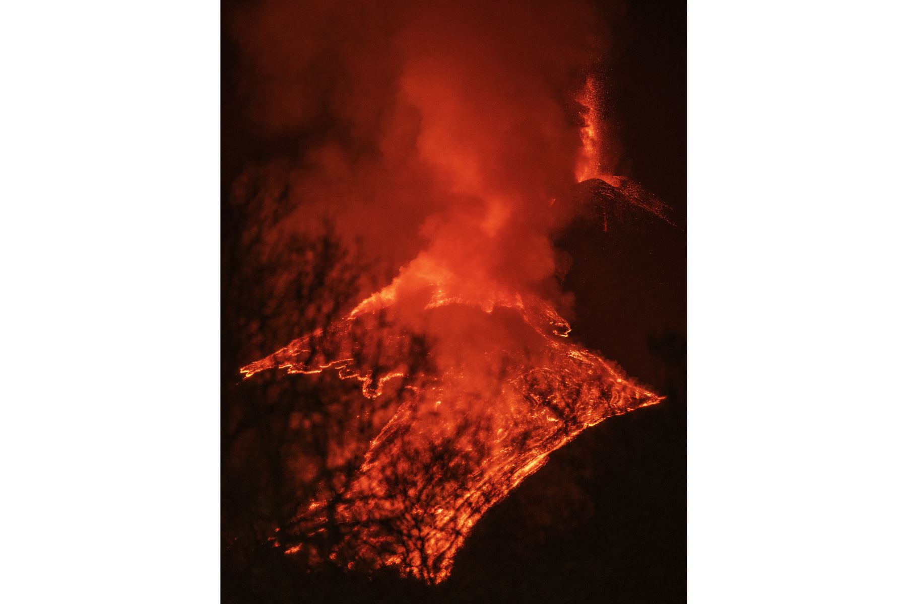 Esta foto en Zafferana Etna, Sicilia, muestra lava fluyendo a lo largo de los lados del cráter sur del volcán Etna cuando ocurrió un nuevo episodio eruptivo de altas fuentes de lava. Foto: AFP