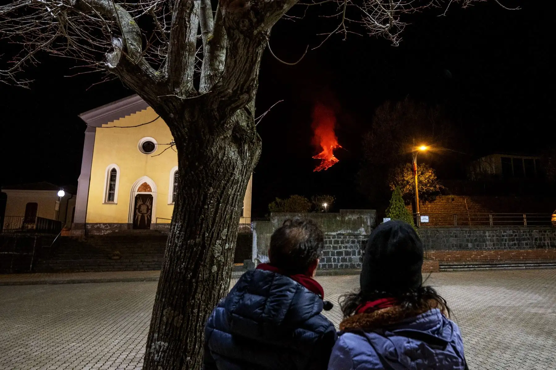 Las fuentes de lava han alcanzado entre 600 y 700 metros de altitud y los flujos de lava del volcán se han dirigido principalmente hacia el Valle del Bove y hacia el suroeste. La erupción, como en la mayoría de los eventos protagonizados por el Etna, ha durado unos 45 minutos, según la información recogida por la prensa italiana. Foto: AFP