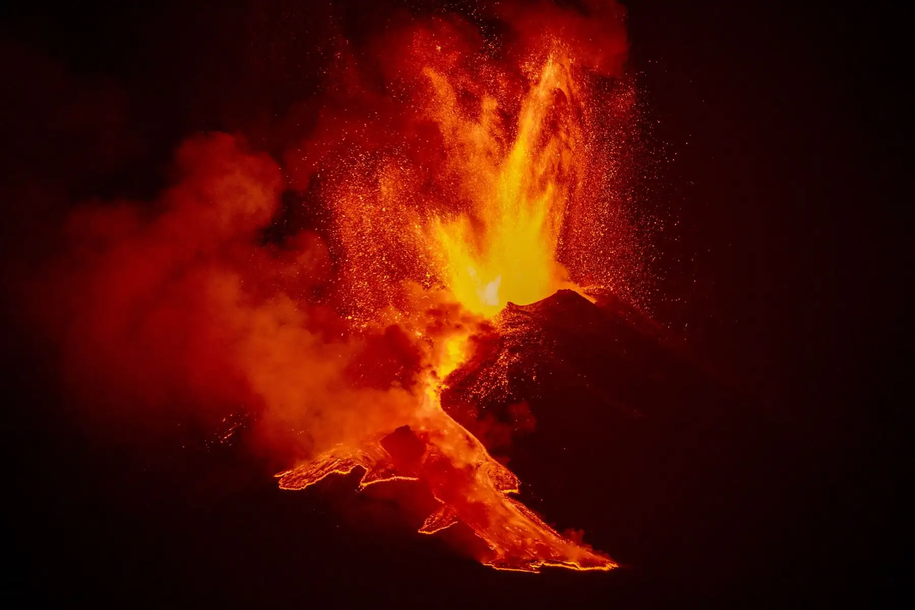 Las fuentes de lava han alcanzado entre 600 y 700 metros de altitud y los flujos de lava del volcán se han dirigido principalmente hacia el Valle del Bove y hacia el suroeste. La erupción, como en la mayoría de los eventos protagonizados por el Etna, ha durado unos 45 minutos, según la información recogida por la prensa italiana. Foto: AFP