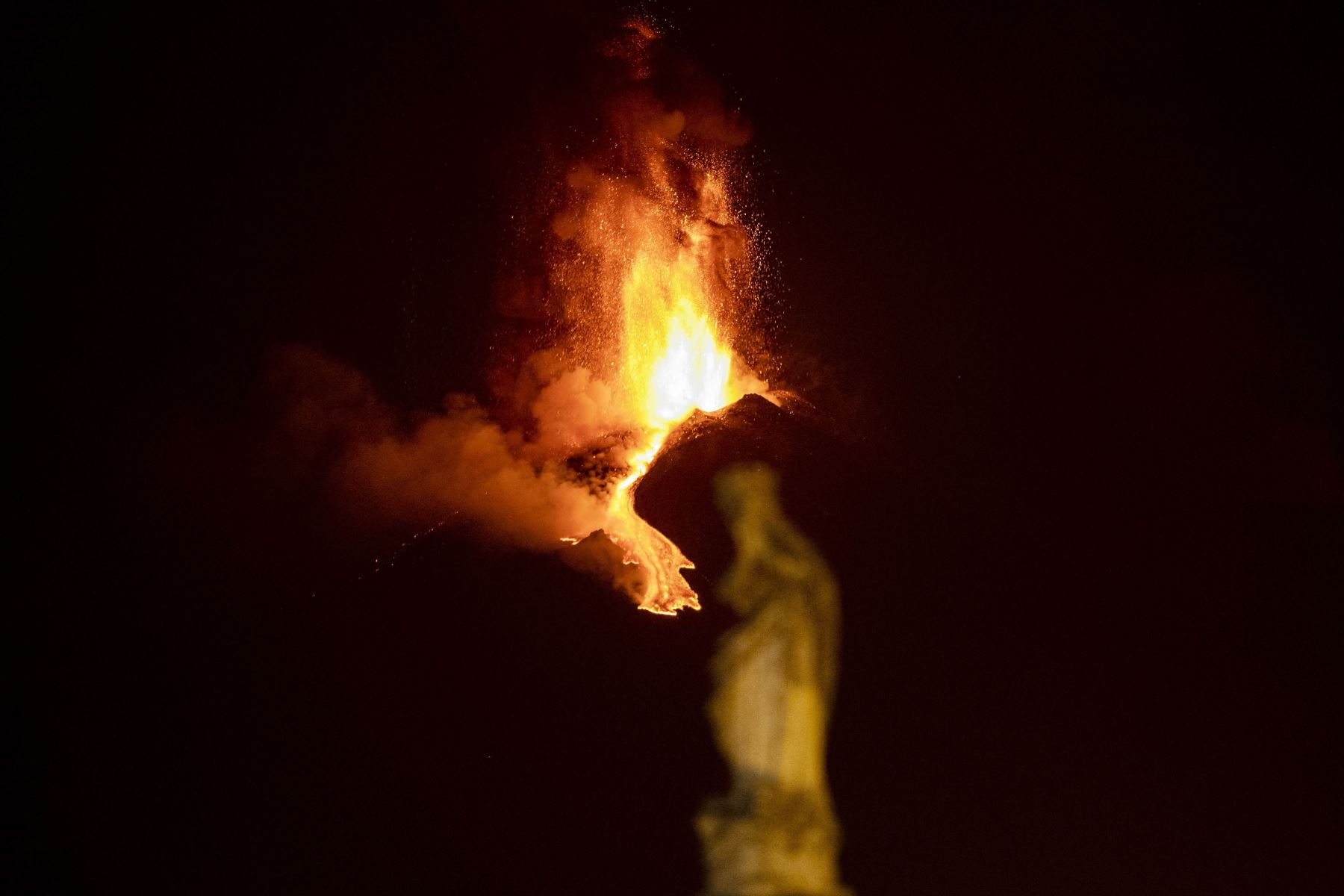 El volcán más activo de Europa, y muy cercano a la ciudad-puerto de Catania (costa este de Italia), ha estado con gran actividad las últimas semanas. Foto: AFP