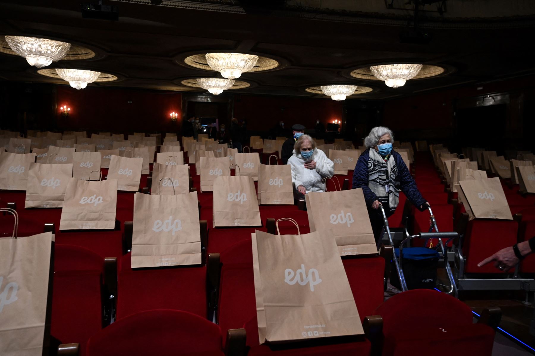 Los vecinos de las residencias de ancianos, que ya han recibido la vacuna Covid-19, llegan para asistir a una función en el Teatro EDP Gran Vía de Madrid. Foto: EFE