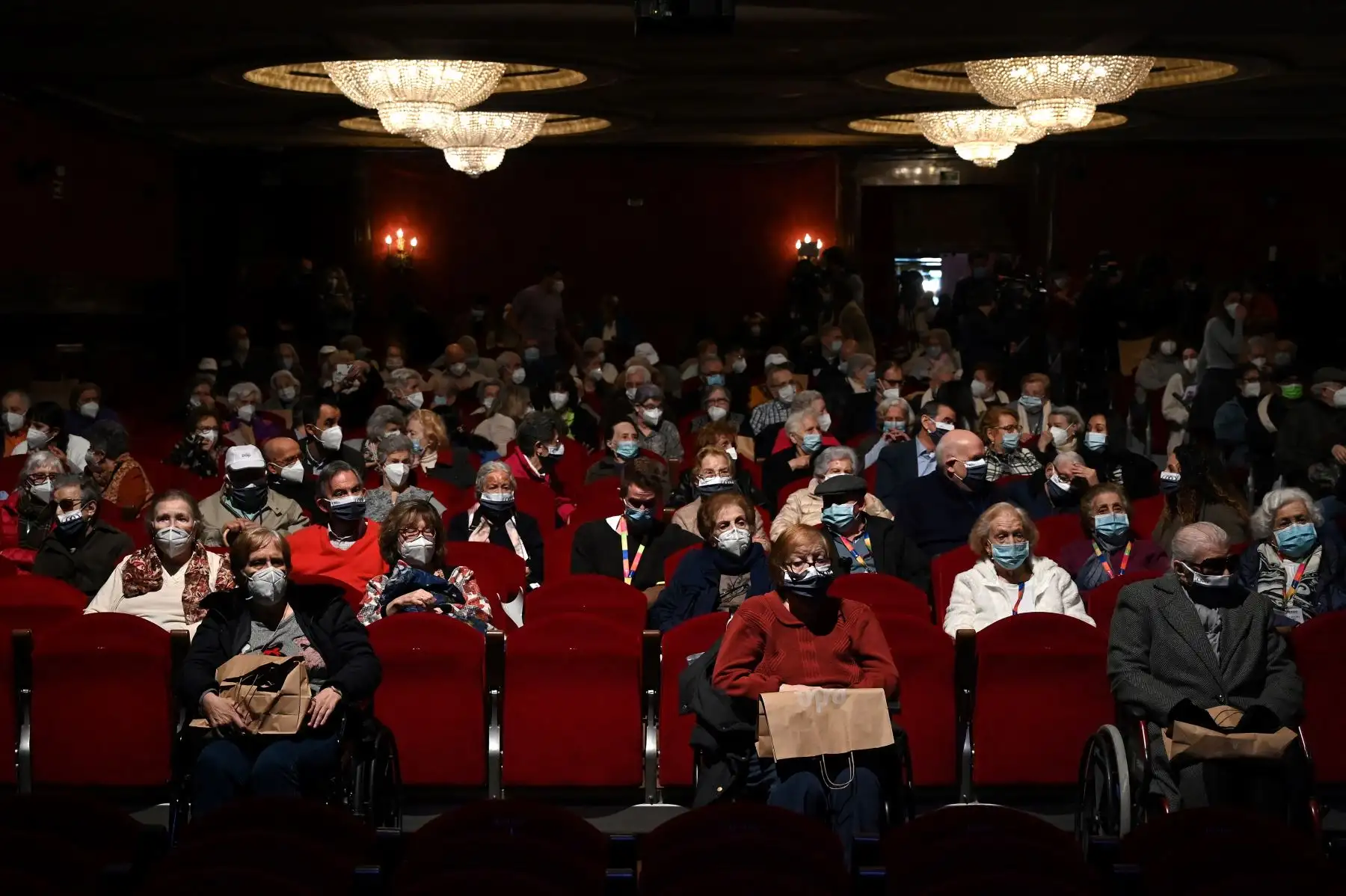 Los vecinos de las residencias de ancianos, que ya han recibido la vacuna Covid-19, asisten a una función en el Teatro EDP Gran Vía de Madrid. Foto: EFE