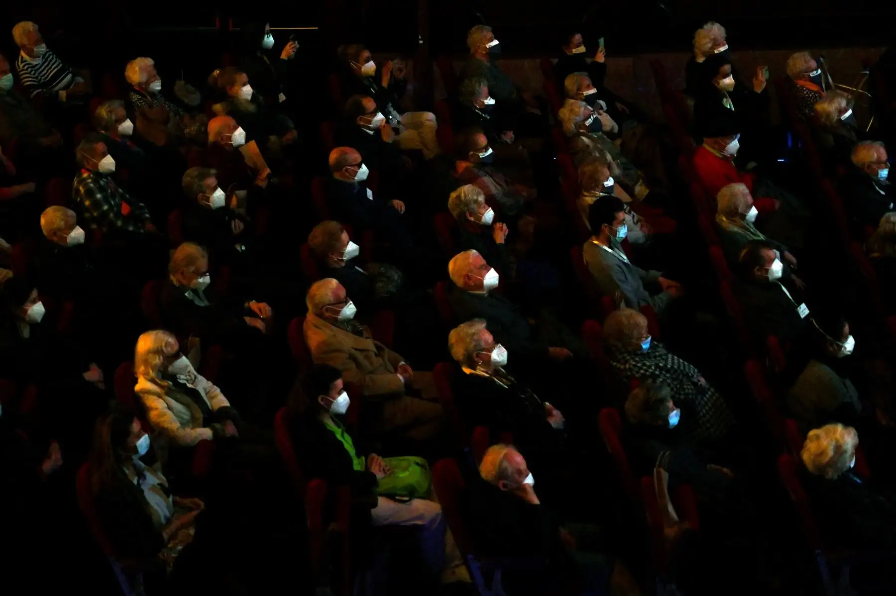Los vecinos de las residencias de ancianos, que ya han recibido la vacuna Covid-19, asisten a una función en el Teatro EDP Gran Vía de Madrid. Foto: EFE