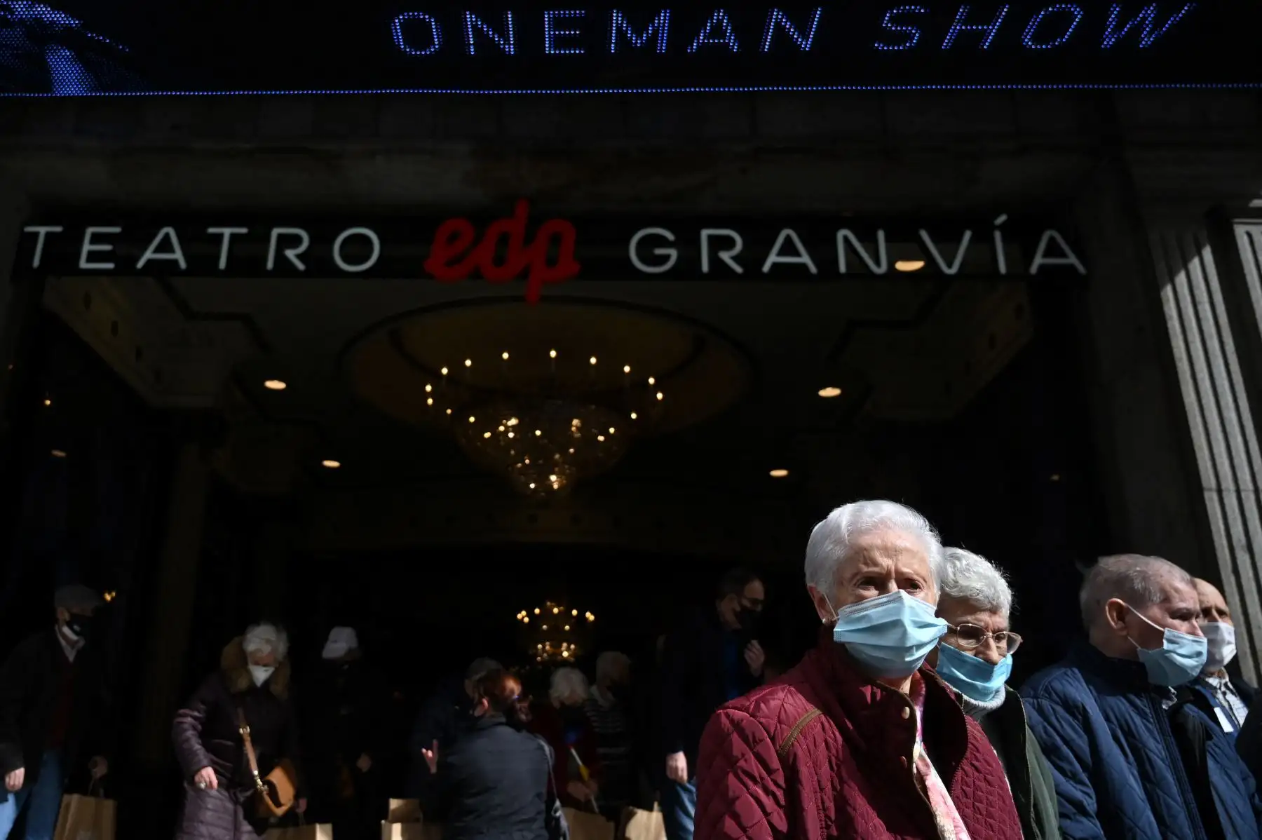 Los vecinos de las residencias de ancianos, que ya han recibido la vacuna Covid-19, asisten a una función en el Teatro EDP Gran Vía de Madrid. Foto: EFE