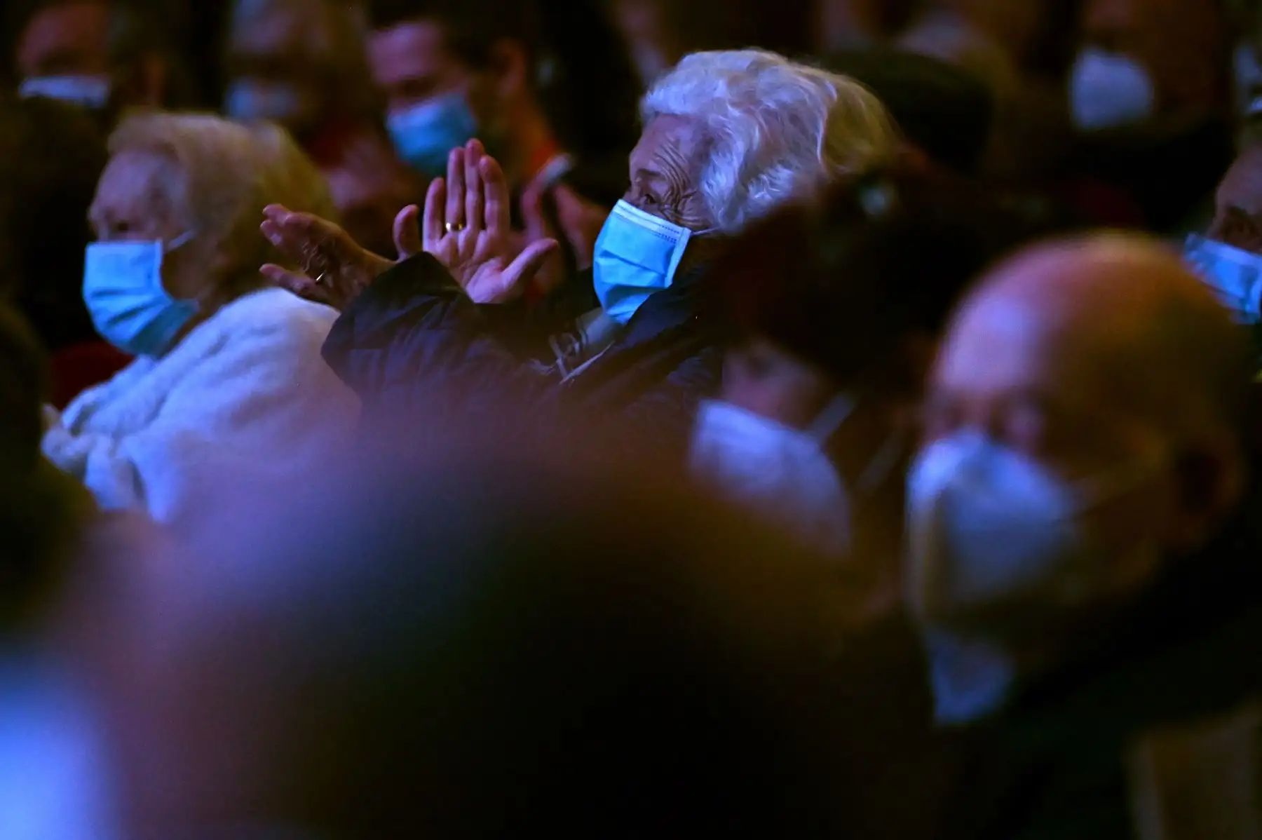 Los vecinos de las residencias de ancianos, que ya han recibido la vacuna Covid-19, asisten a una función en el Teatro EDP Gran Vía de Madrid. Foto: EFE