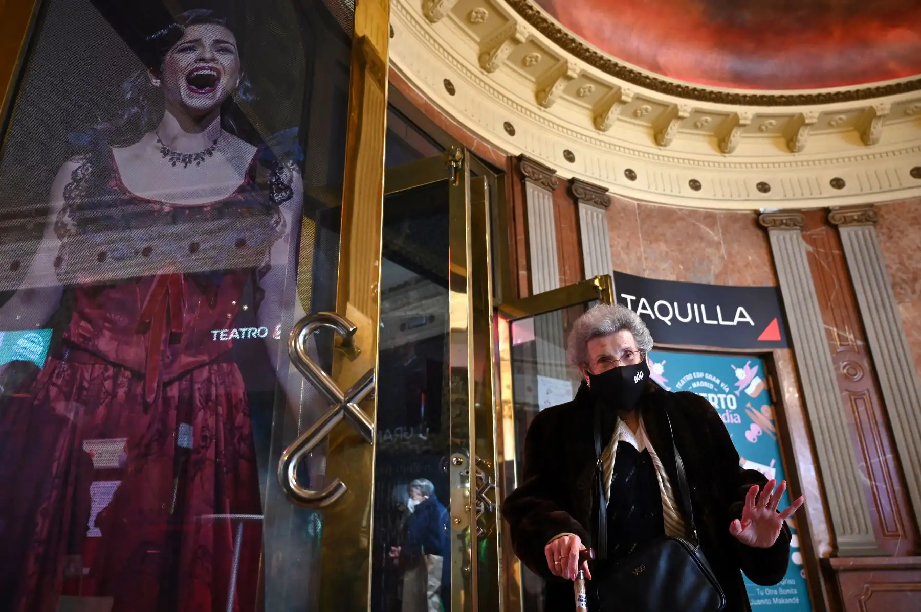 Los vecinos de las residencias de ancianos, que ya han recibido la vacuna Covid-19, asisten a una función en el Teatro EDP Gran Vía de Madrid. Foto: EFE