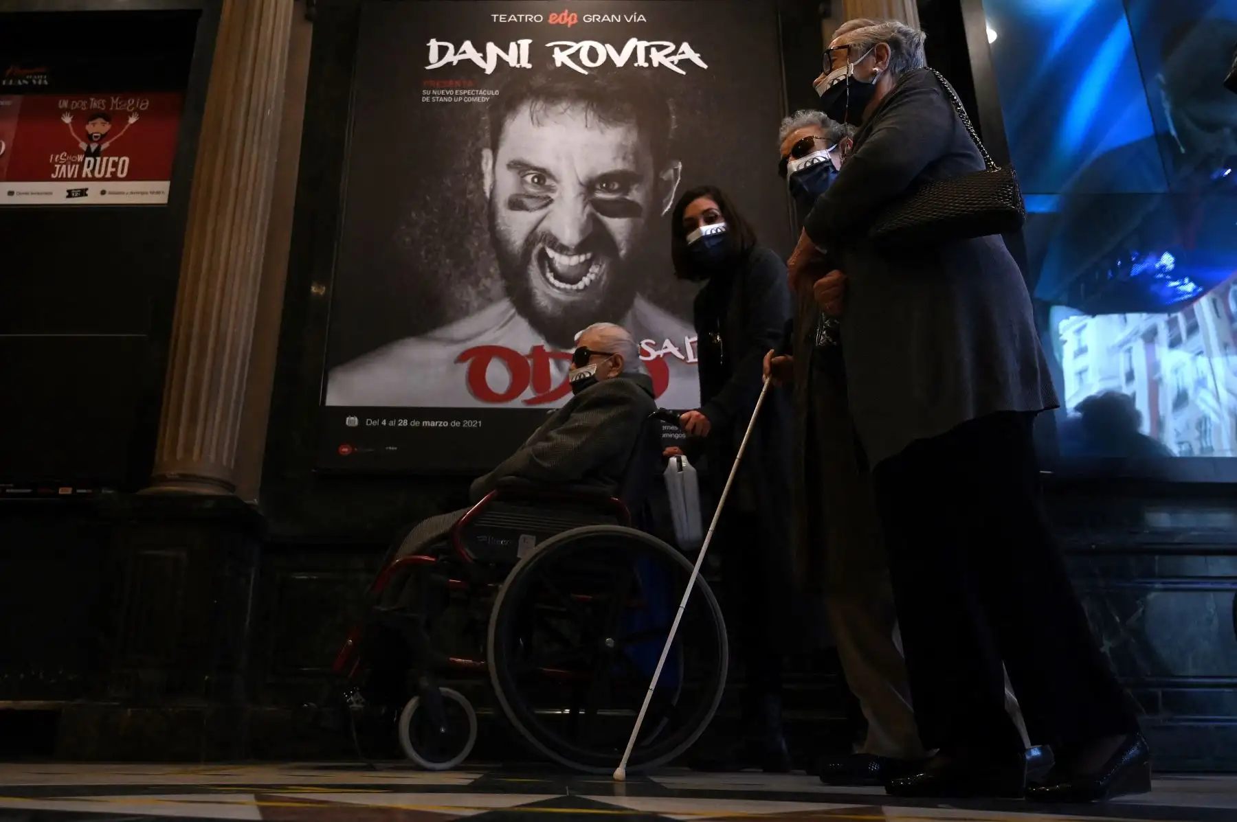 Los vecinos de las residencias de ancianos, que ya han recibido la vacuna Covid-19, asisten a una función en el Teatro EDP Gran Vía de Madrid. Foto: EFE