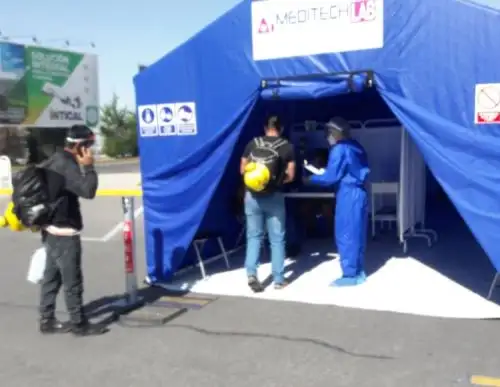 Aeropuerto de Arequipa implementa laboratorio móvil para descartar covid-19 a pasajeros.