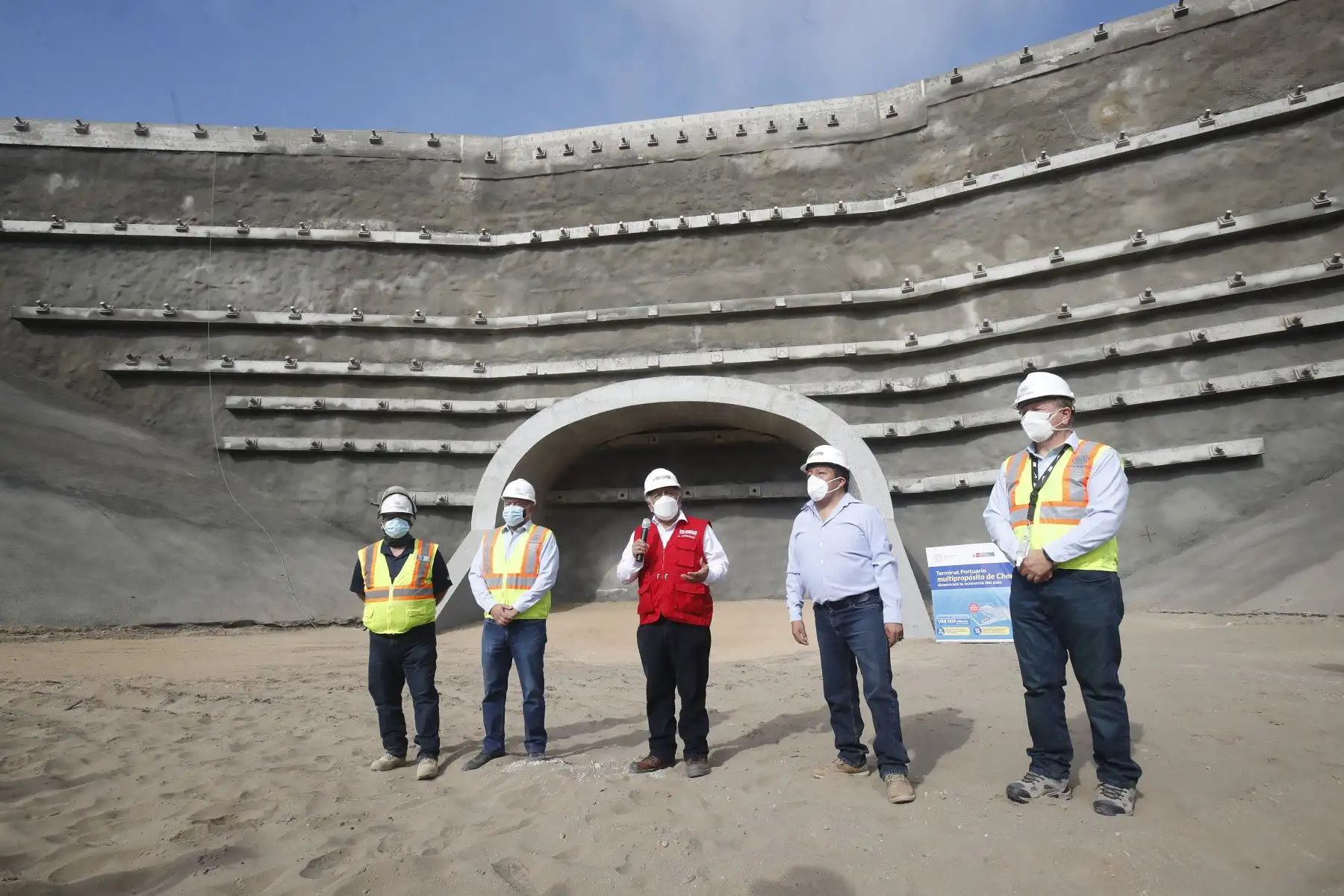 El ministro de Transportes y Comunicaciones,  Eduardo Gonzalez, inspeccionó esta mañana el Terminal Portuario Multipropósito de Chancay que se convertirá en una de las principales puertas de entrada al Perú y será un centro complementario al puerto del Callao en carga de contenedores. Foto: ANDINA/Juan Carlos Guzmán