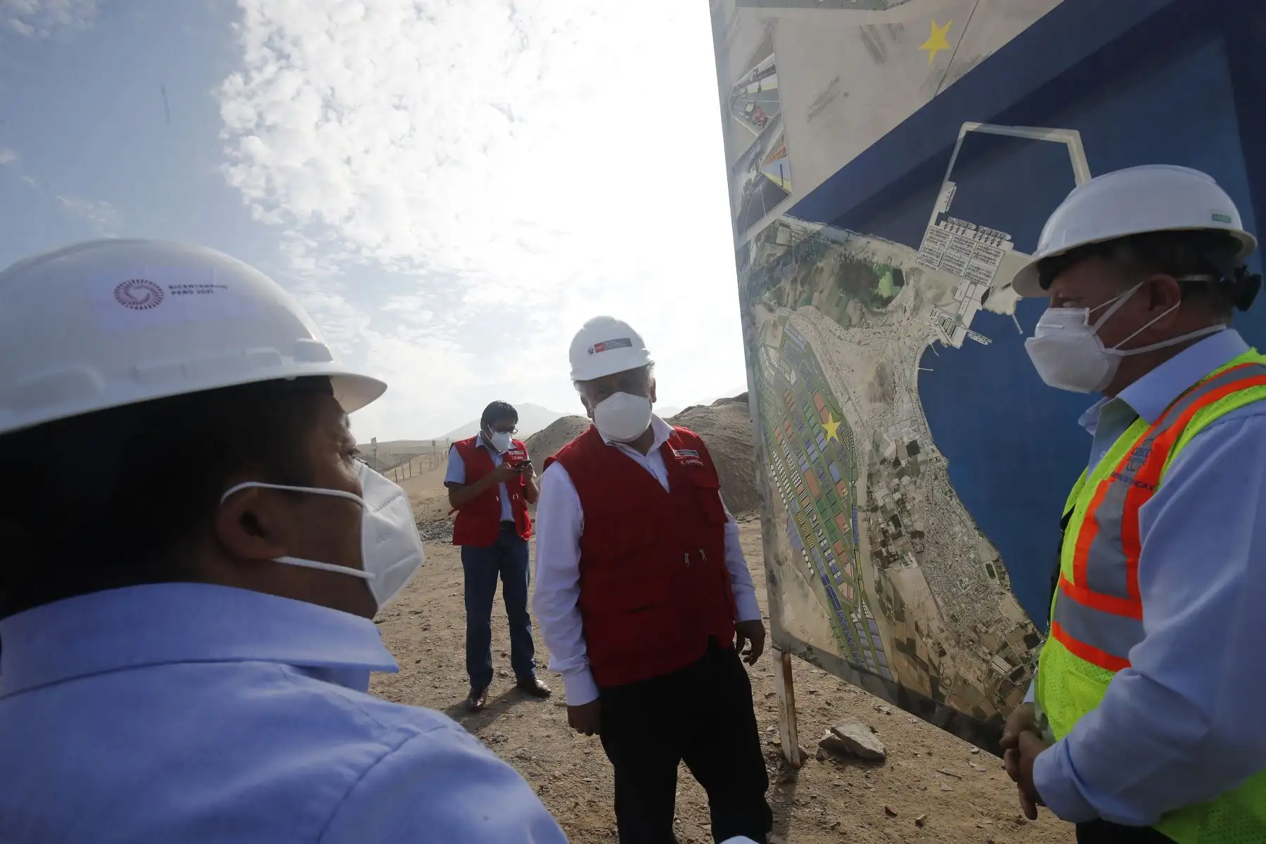 El ministro de Transportes y Comunicaciones,  Eduardo Gonzalez, inspeccionó esta mañana el Terminal Portuario Multipropósito de Chancay que se convertirá en una de las principales puertas de entrada al Perú y será un centro complementario al puerto del Callao en carga de contenedores. Foto: ANDINA/Juan Carlos Guzmán