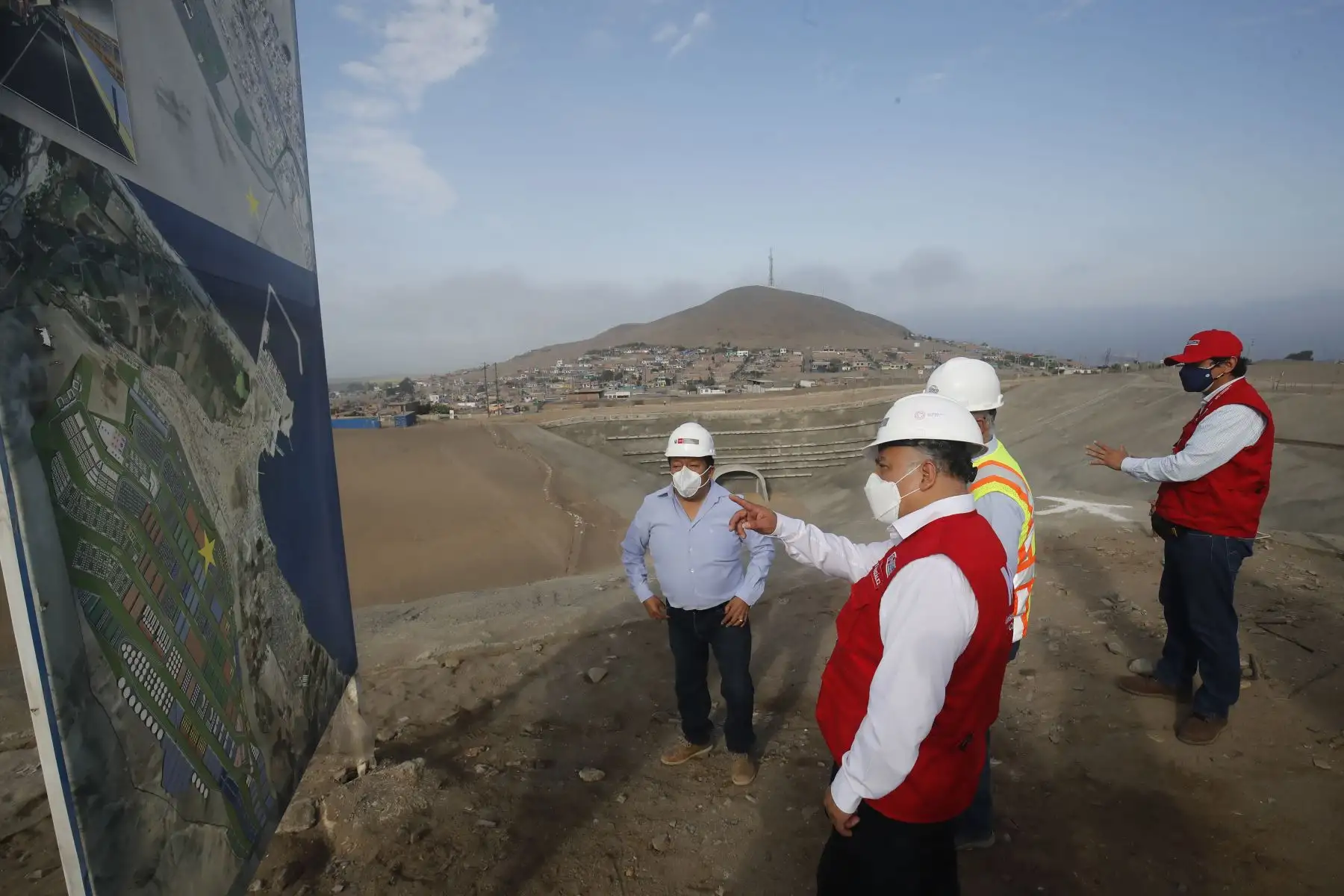 El ministro de Transportes y Comunicaciones,  Eduardo Gonzalez, inspeccionó esta mañana el Terminal Portuario Multipropósito de Chancay que se convertirá en una de las principales puertas de entrada al Perú y será un centro complementario al puerto del Callao en carga de contenedores. Foto: ANDINA/Juan Carlos Guzmán