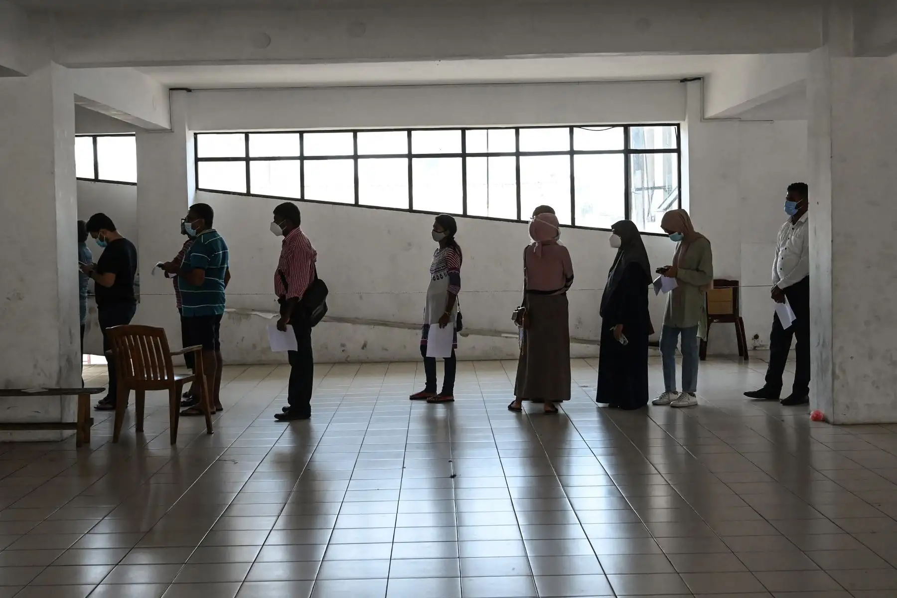 La gente hace cola para registrarse para una vacuna contra el coronavirus Covid-19, en Colombo, Sri Lanka, el 25 de febrero de 2021. Foto: AFP