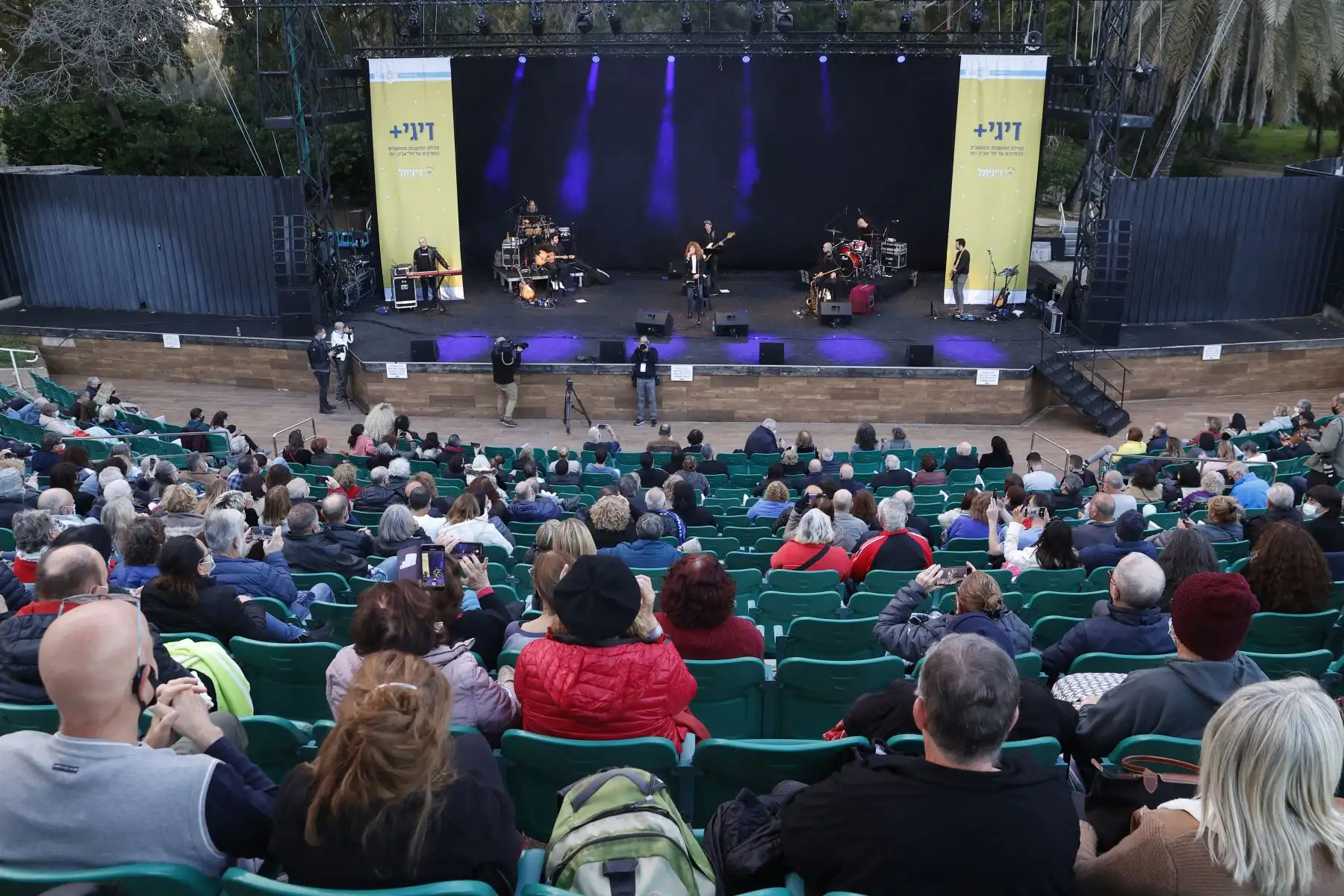 Los israelíes a los que se les permitió ingresar a una arena después de mostrar su "pase verde" (prueba de estar completamente vacunados contra el coronavirus) disfrutan de un concierto organizado por el municipio de Tel Aviv. Foto: AFP