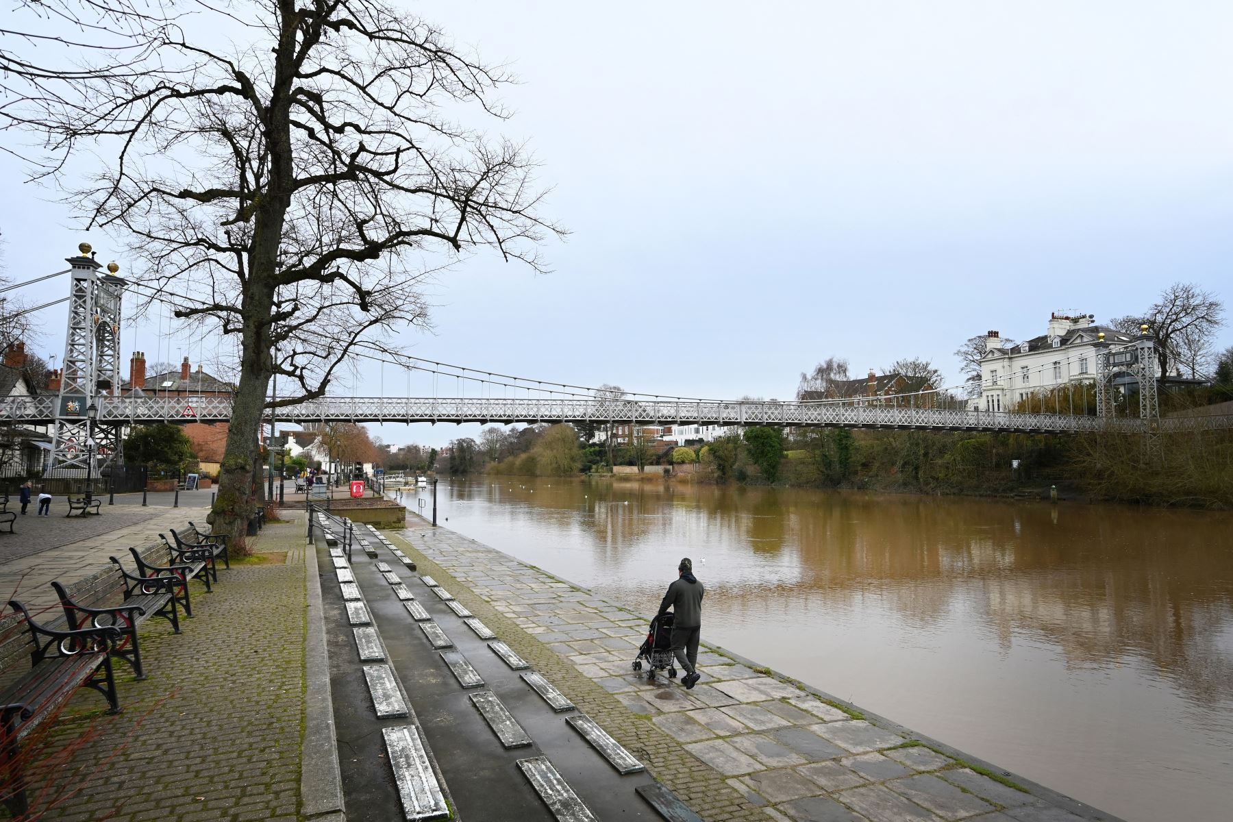 La gente se ejercita en las orillas del río Dee en Chester, noroeste de Inglaterra, el 21 de febrero de 2021 mientras la vida continúa en el tercer bloqueo del coronavirus en Gran Bretaña. Foto: AFP