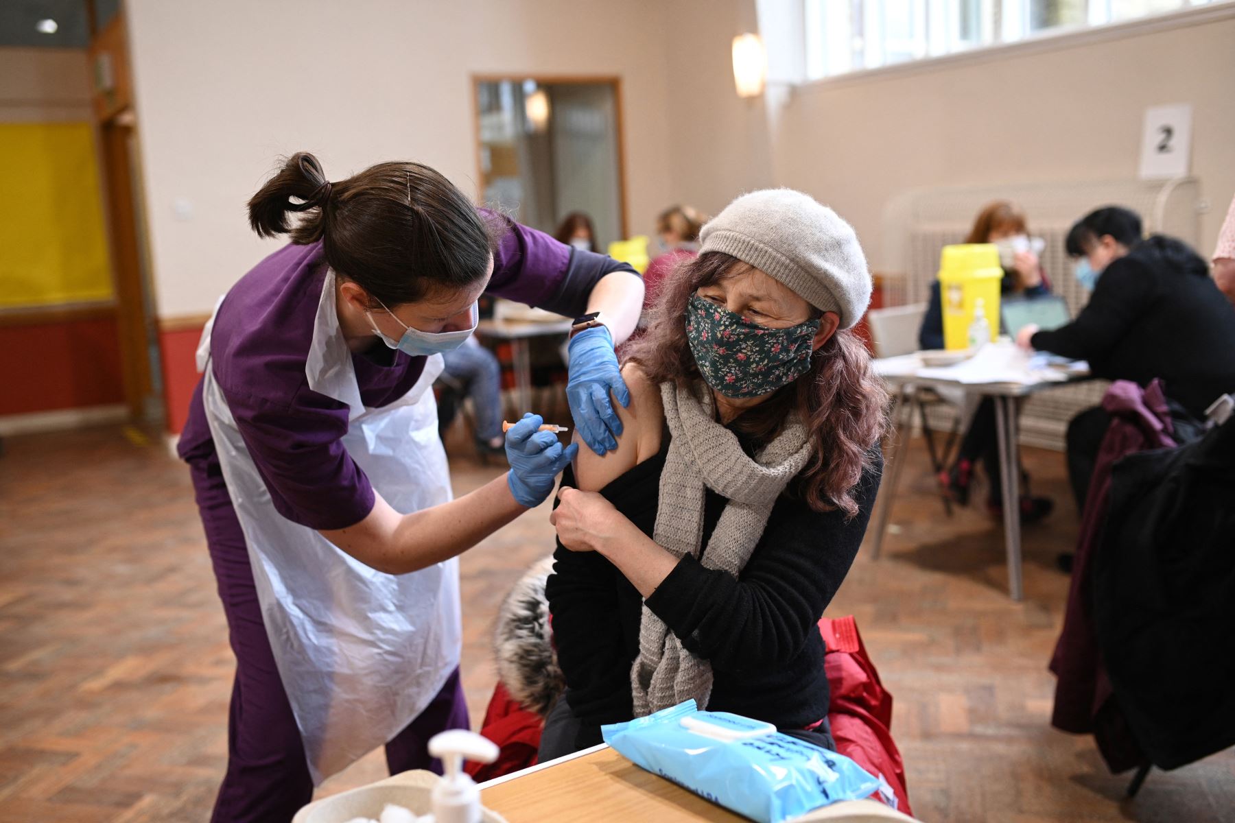 La doctora Kate Martin administra una inyección de la vacuna AstraZeneca Oxford Covid-19 a un paciente en el centro de vacunación establecido en la iglesia de St Columba en Sheffield, en el norte de Inglaterra, el 20 de febrero de 2021. Foto: AFP