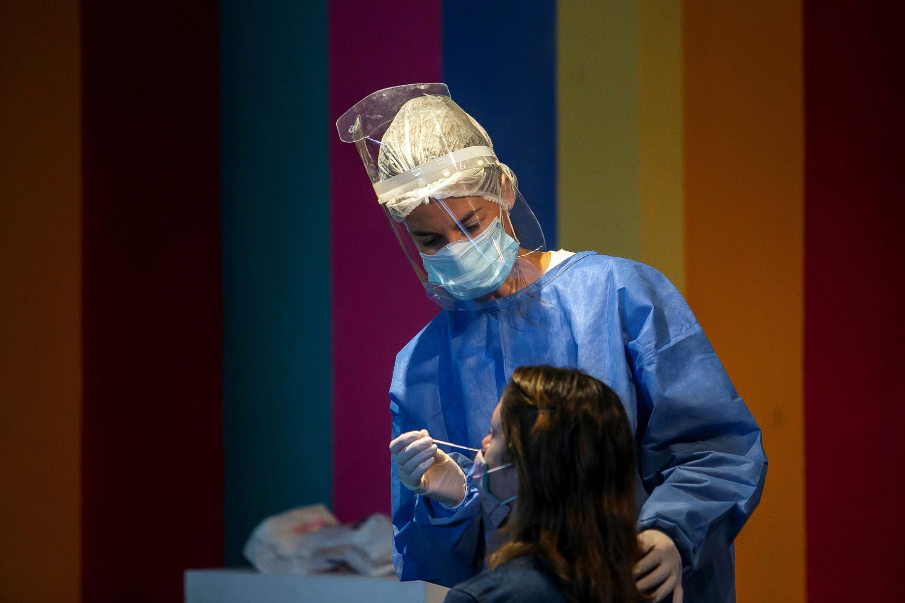 Una enfermera realiza una prueba de descarte Covid-19 a una mujer en Buenos Aires, Argentina, el 12 de febrero de 2021. Foto: EFE